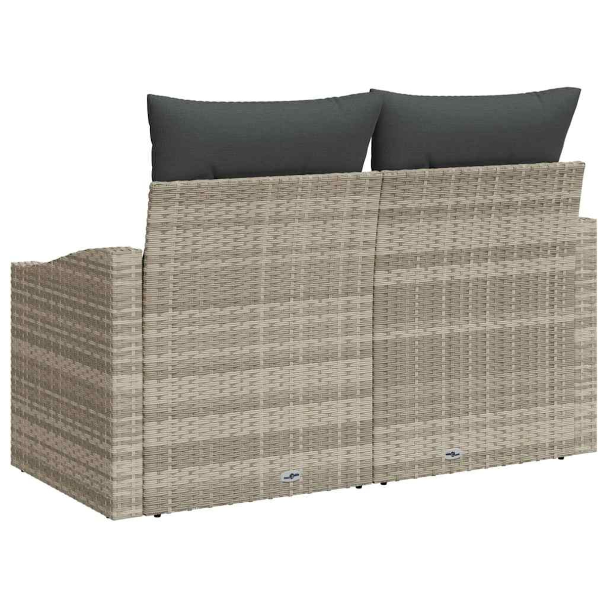 Divano da esterno in vimini con due cuscini grigio scuro. Il divano è beige chiaro e lo sfondo è bianco.