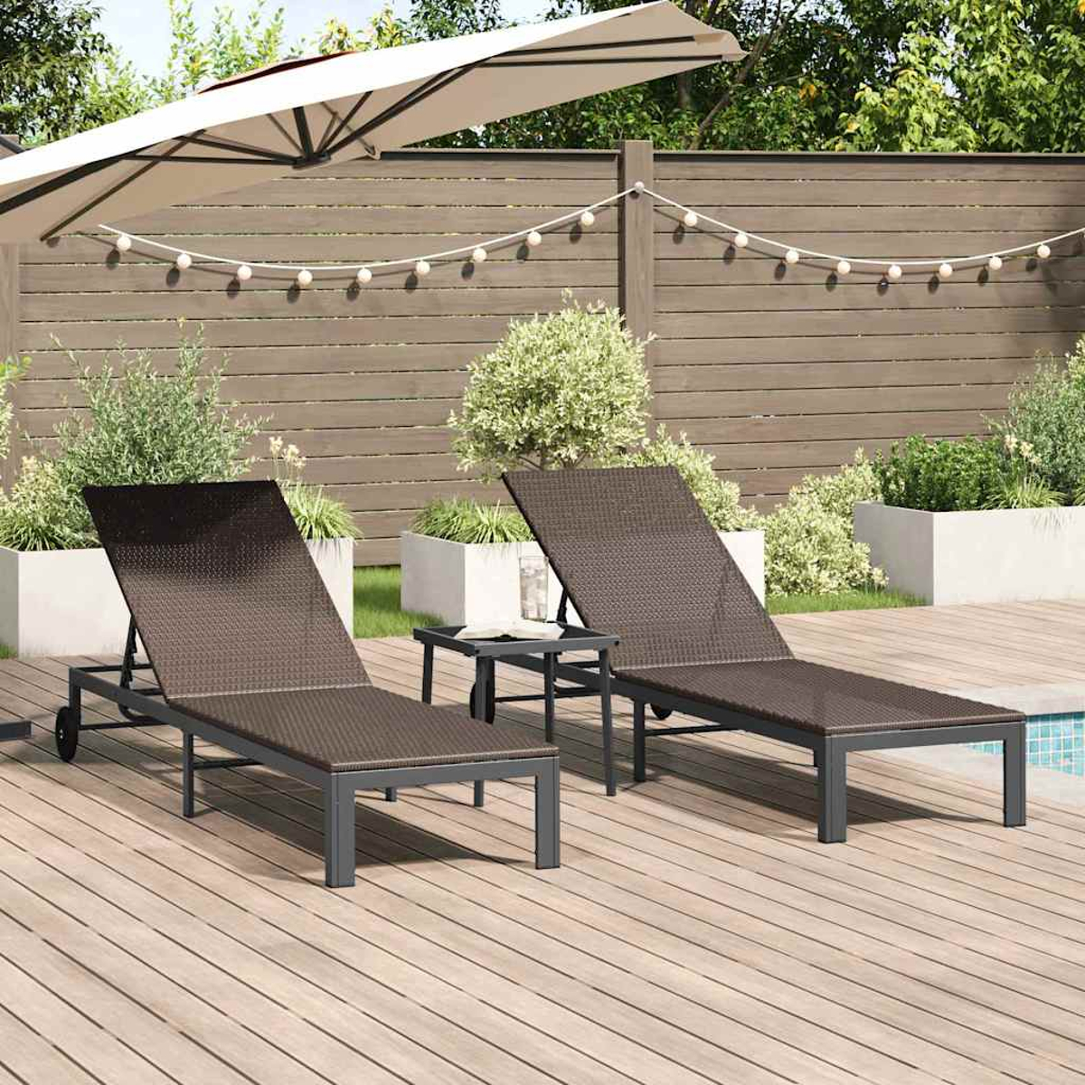 Zwei braune Korbliegen auf einem Holzdeck in der Nähe eines Pools, mit einem kleinen Tisch dazwischen. Ein großer Schirm spendet Schatten.