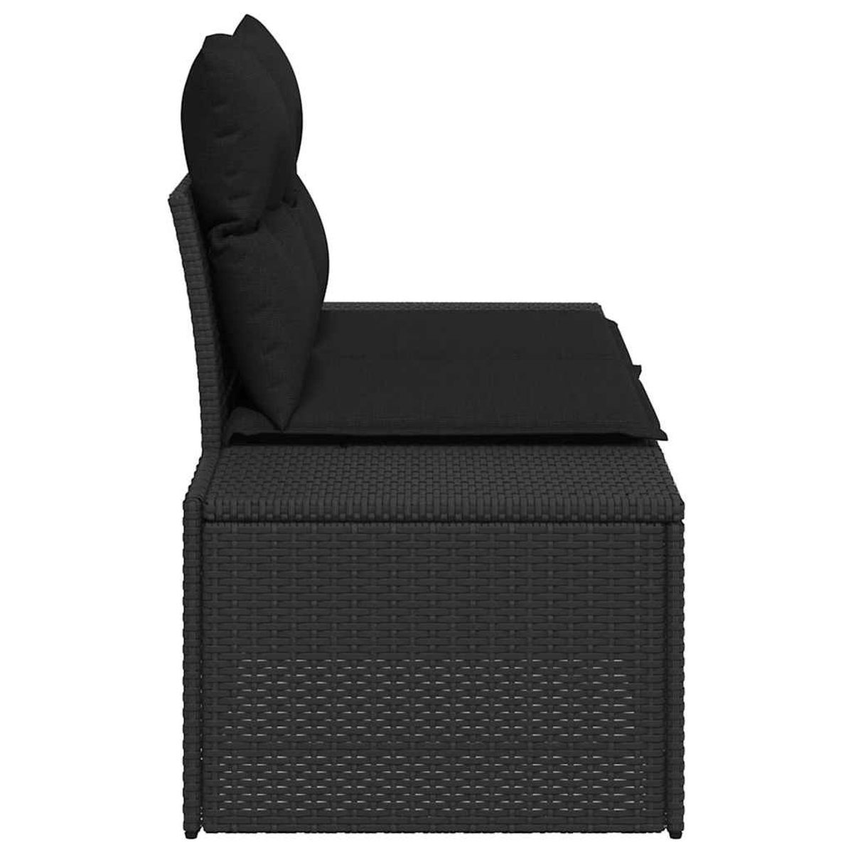 Schwarzes Outdoor-Sofa im Rattan-Stil mit zwei Rückenkissen und einem Sitzkissen. Der Hintergrund ist weiß.