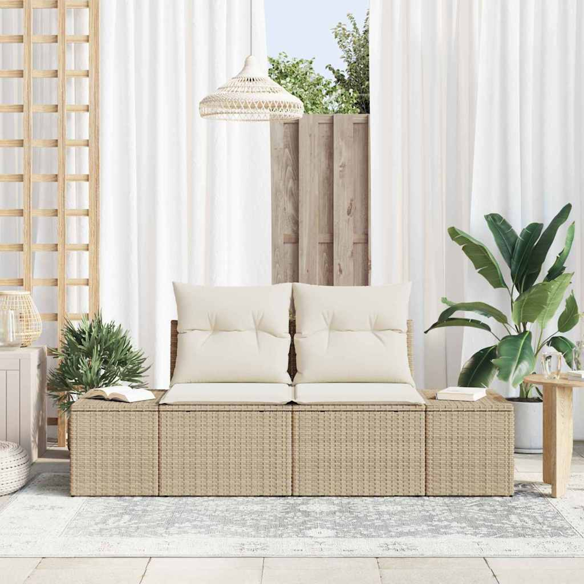 Outdoor-Sitzgelegenheit mit Kissen, Teppich, Vorhängen, Pflanzen und einer Hängeleuchte. Die Szene ist eine Terrasse mit Holzakzenten und Gartenblick.