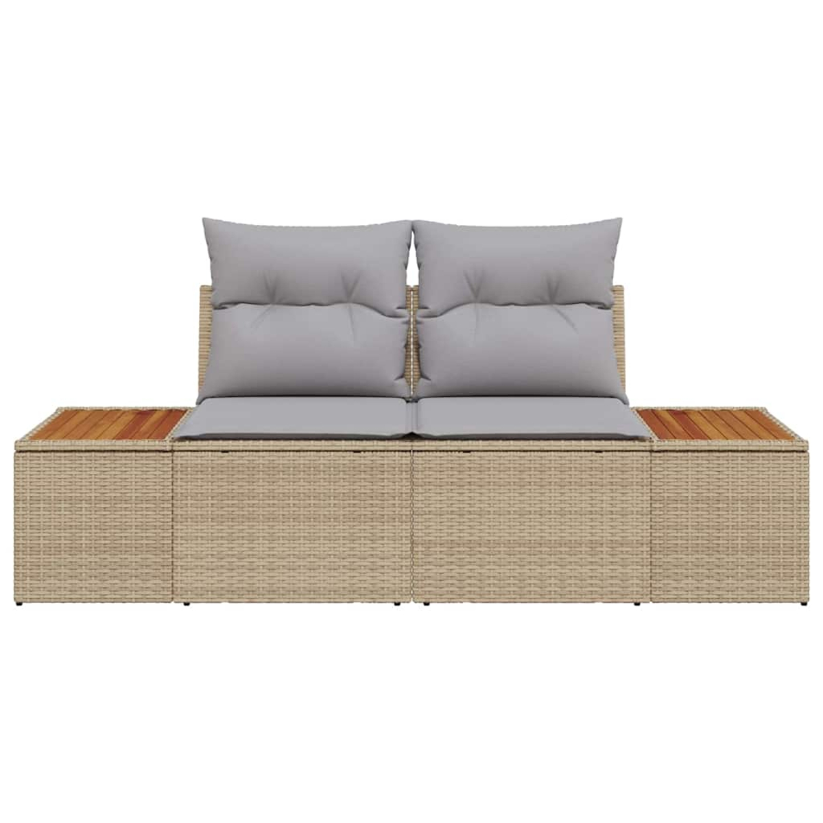 Beige Outdoor-Wicker-Sofa mit grauen Kissen und Kissen. Verfügt über hölzerne Beistelltische. Der Hintergrund ist weiß.