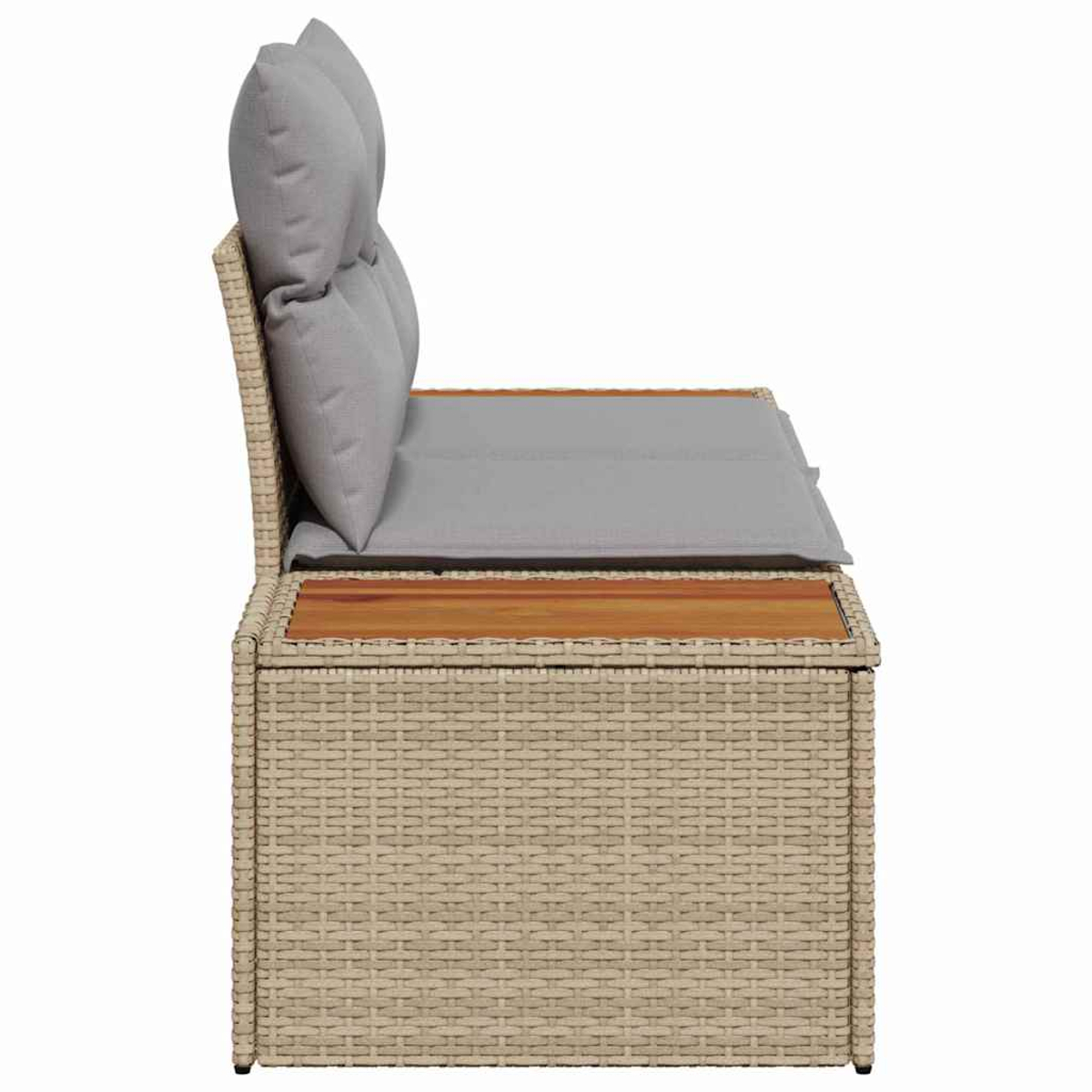 Seitenansicht einer Korbsitzbank mit grauen Kissen und einer Holzplatte. Die Bank ist beige, hat eine gewebte Textur und steht auf weißem Grund.