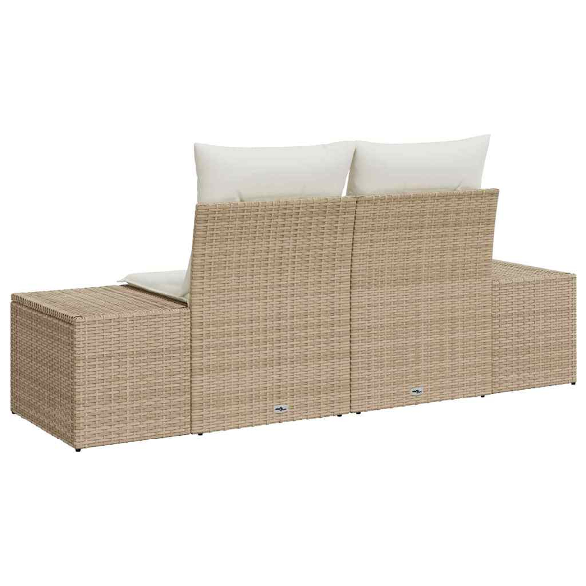 Rückansicht eines hellbraunen Korbs Sofas im Freien mit weißen Kissen und Kissen. Das Sofa hat ein schlichtes Design.