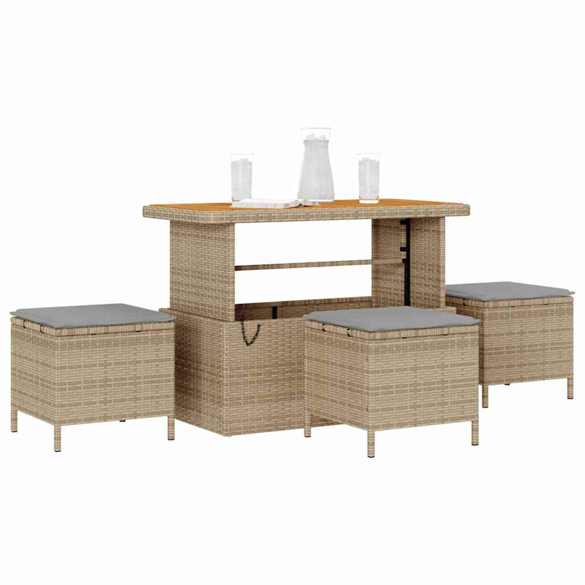 Wicker-Bartisch mit drei Hockern und einem Wasserkrug. Auf dem Tisch stehen zwei Gläser. Graue Kissen auf den Hockern.