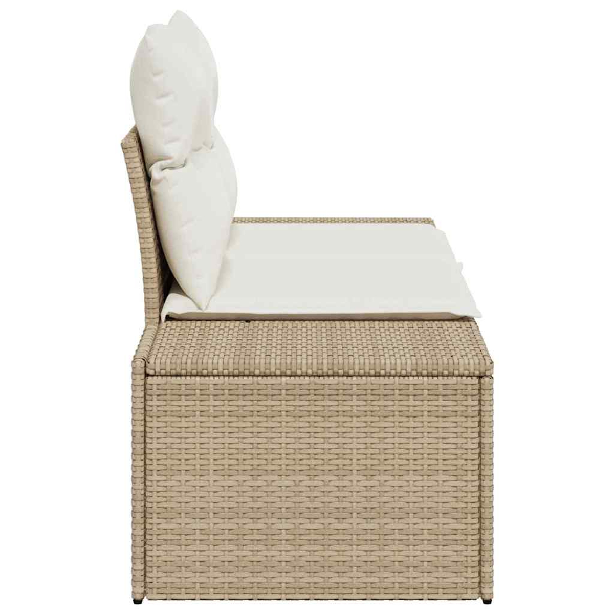 Seitenansicht eines beigen Korbmöbelsofas mit weißen Kissen. Das Sofa hat eine quadratische Basis und eine Rückenlehne.