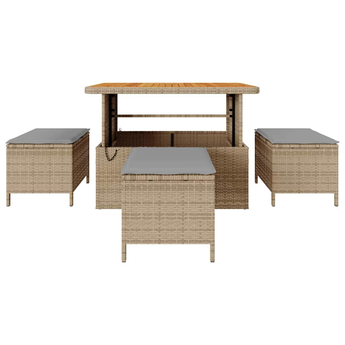 Ein beiges Esszimmer-Set aus Korbgeflecht für den Außenbereich, einschließlich eines Tisches mit Holzplatte und drei Ottomanen mit grauen Kissen.