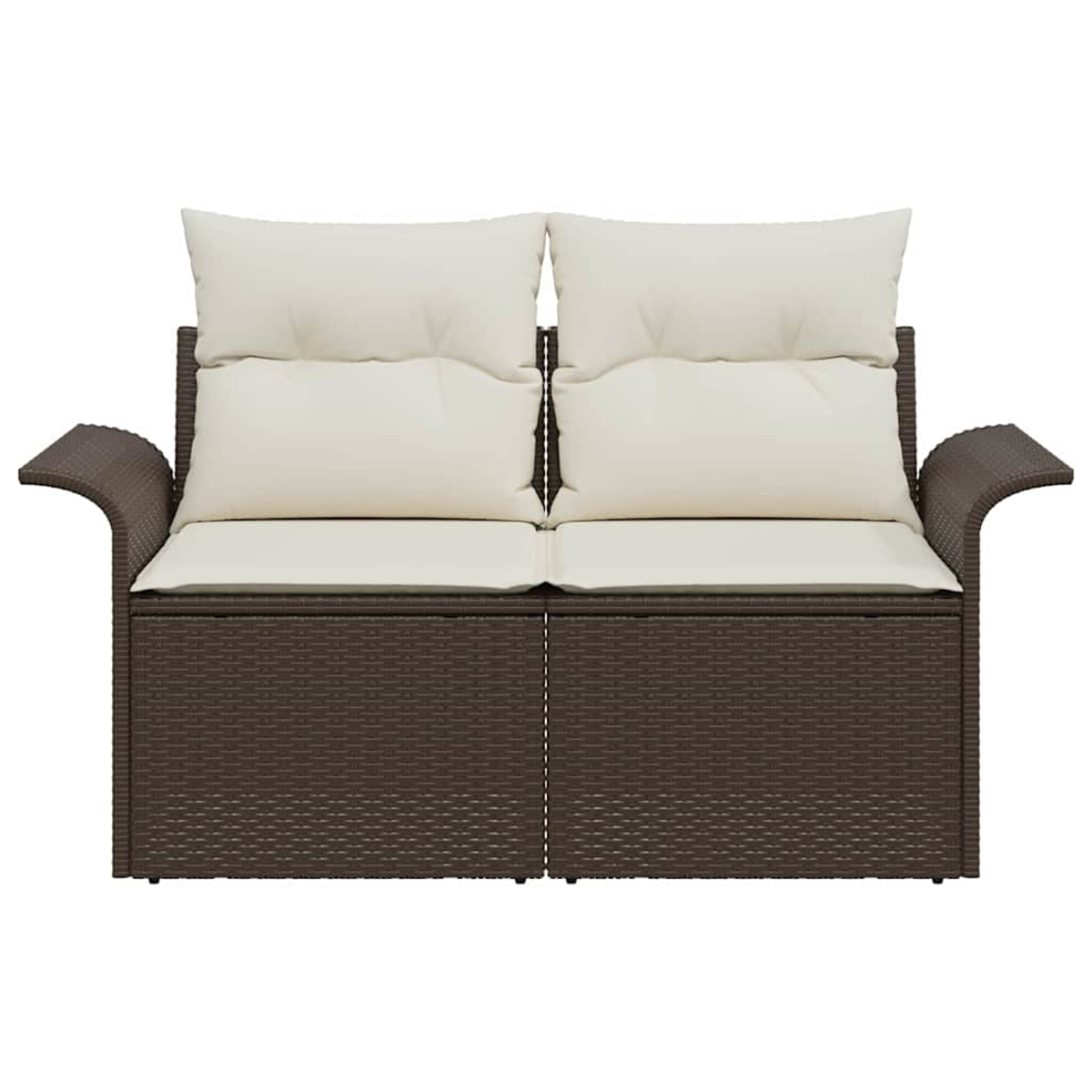 Ein braunes Sofa im Korbstil mit cremefarbenen Kissen und Kissen vor weißem Hintergrund.