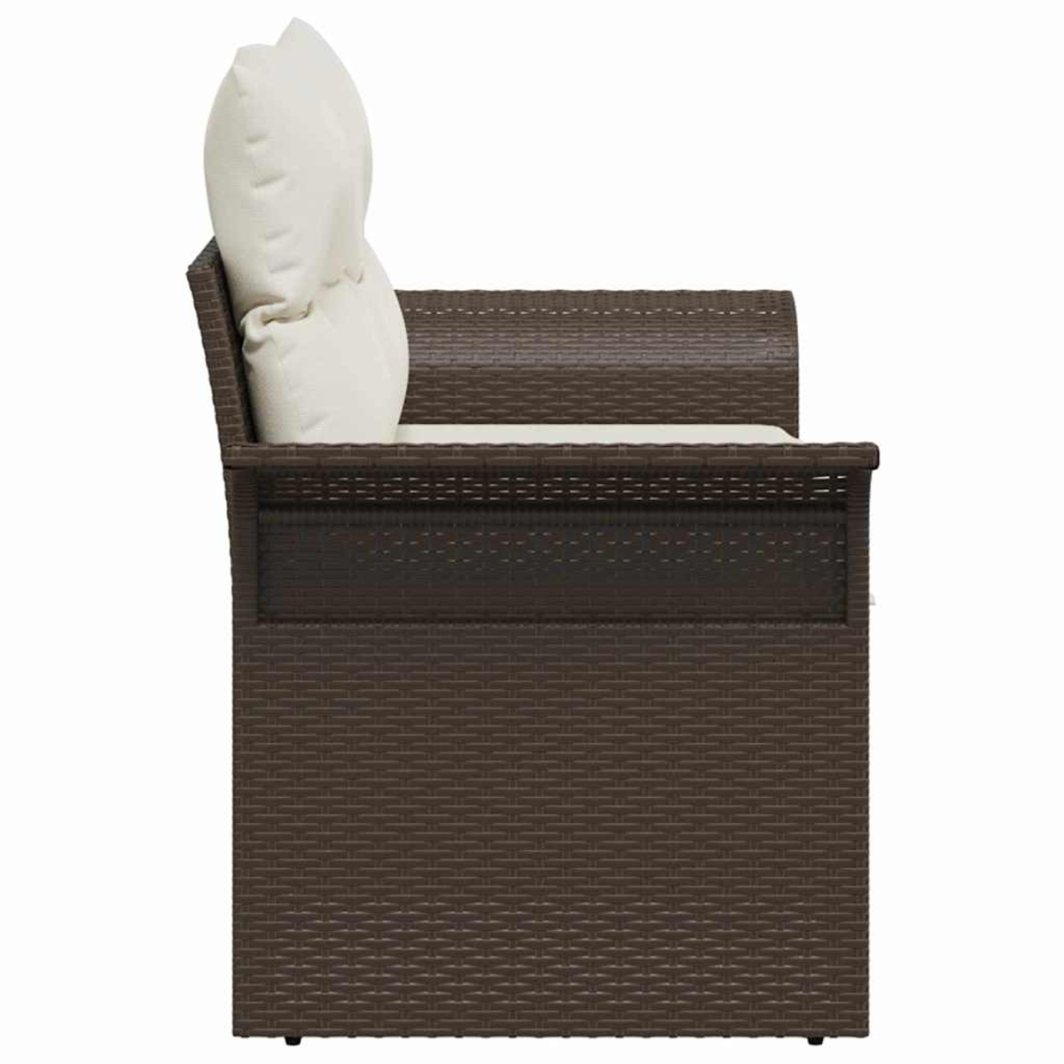 Seitenansicht eines braunen Outdoor-Sofas aus Korbgeflecht mit einem weißen Kissen. Der Hintergrund ist weiß.