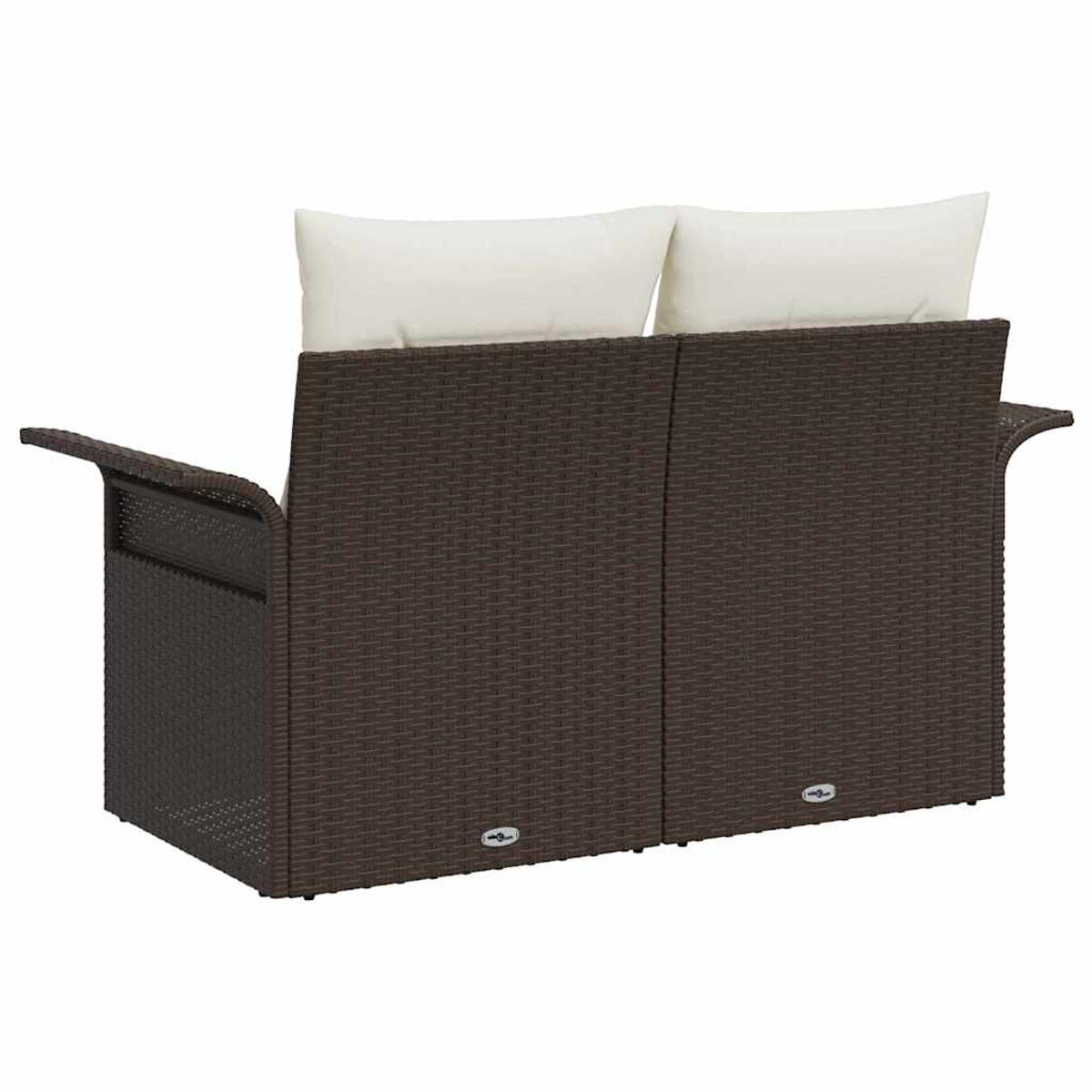 Ein braunes Korbmöbel mit zwei cremefarbenen Kissen ist von hinten zu sehen. Das Sofa hat Armlehnen und steht auf weißem Hintergrund.
