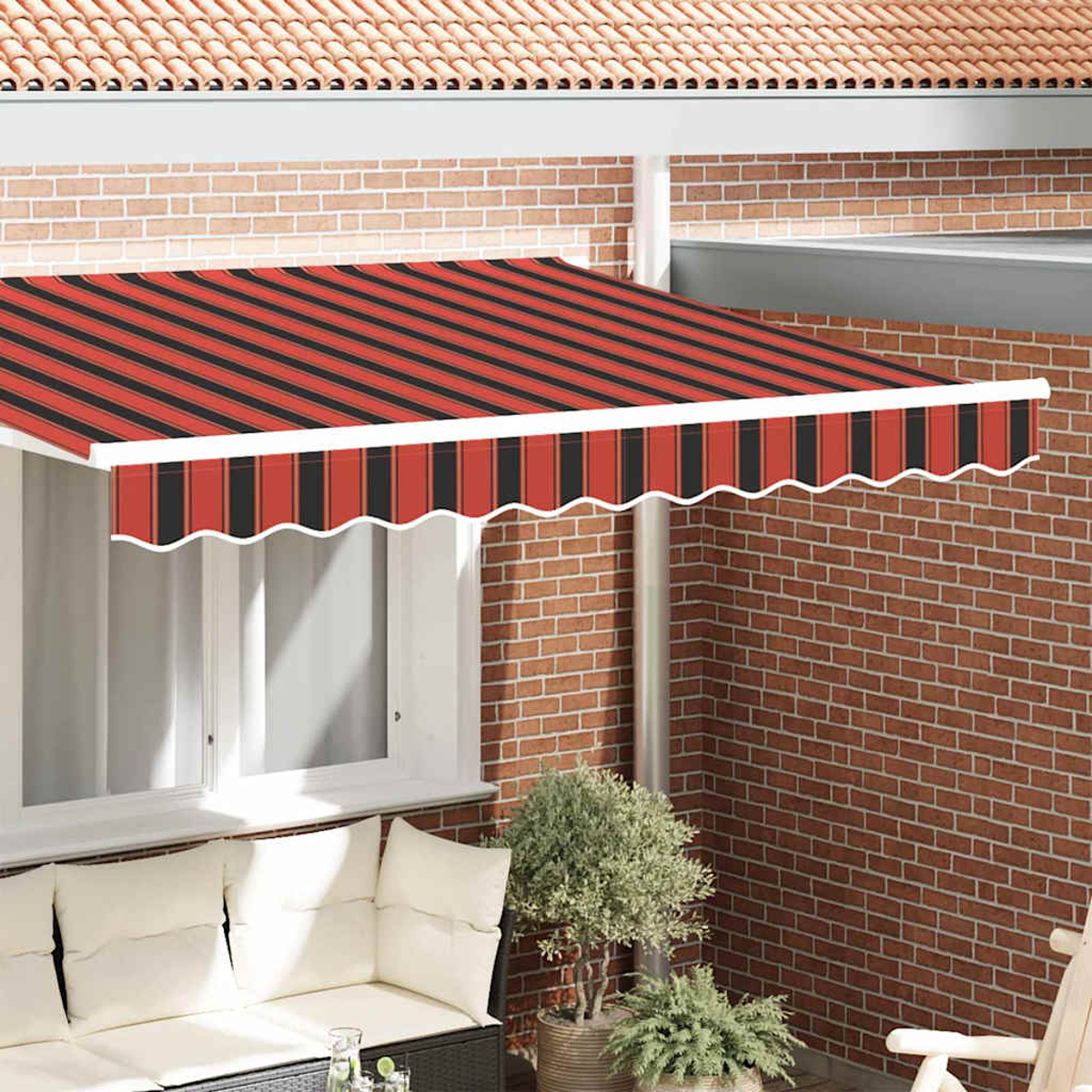 Ein rot-schwarz gestreifter Baldachin bedeckt ein Fenster. Darunter sind eine weiße Couch und eine Backsteinmauer zu sehen.