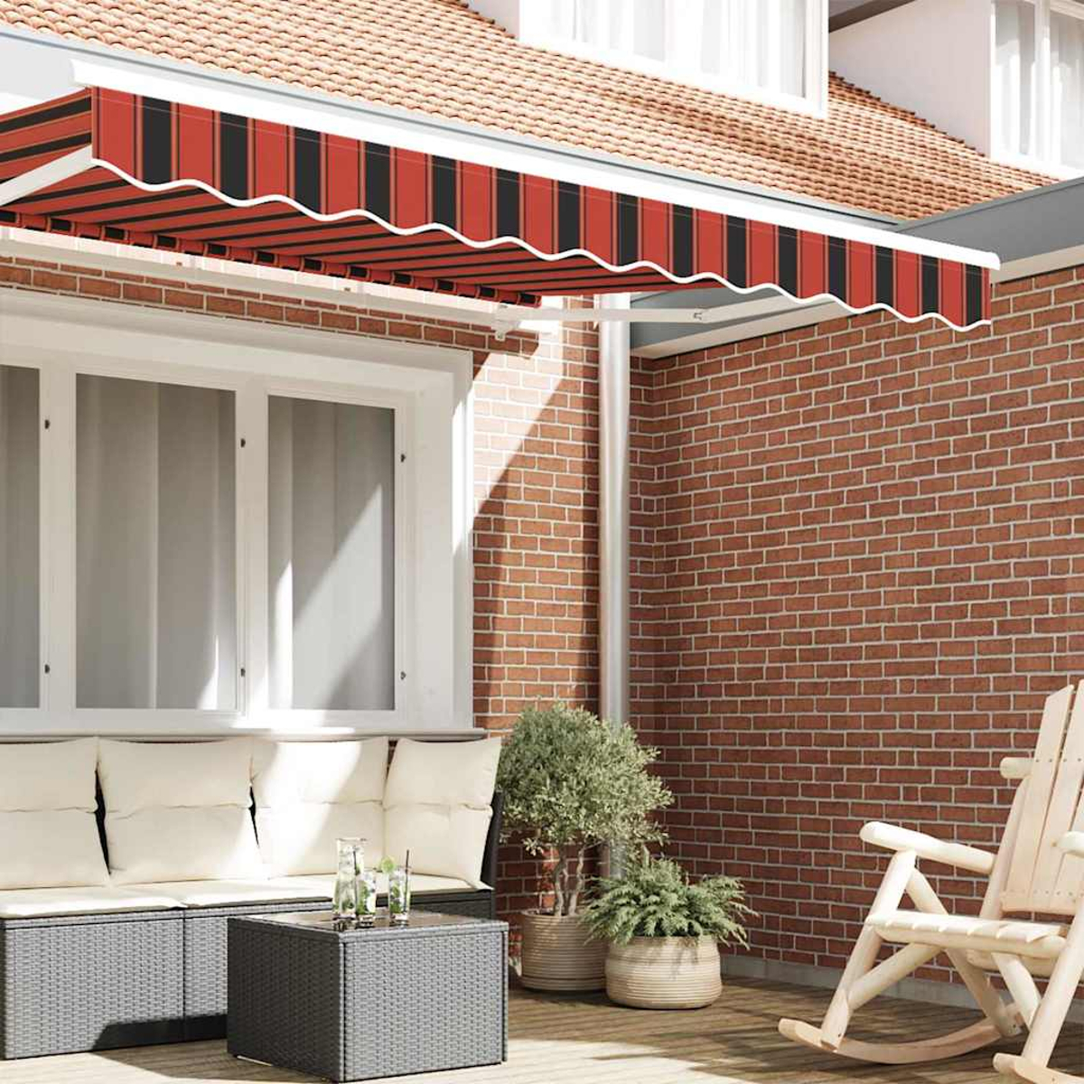 Eine Terrasse mit einer rot-schwarz gestreiften Markise. Ein Sofa, ein Tisch und Pflanzen sind zu sehen. Eine Ziegelmauer und ein Schaukelstuhl sind ebenfalls vorhanden.