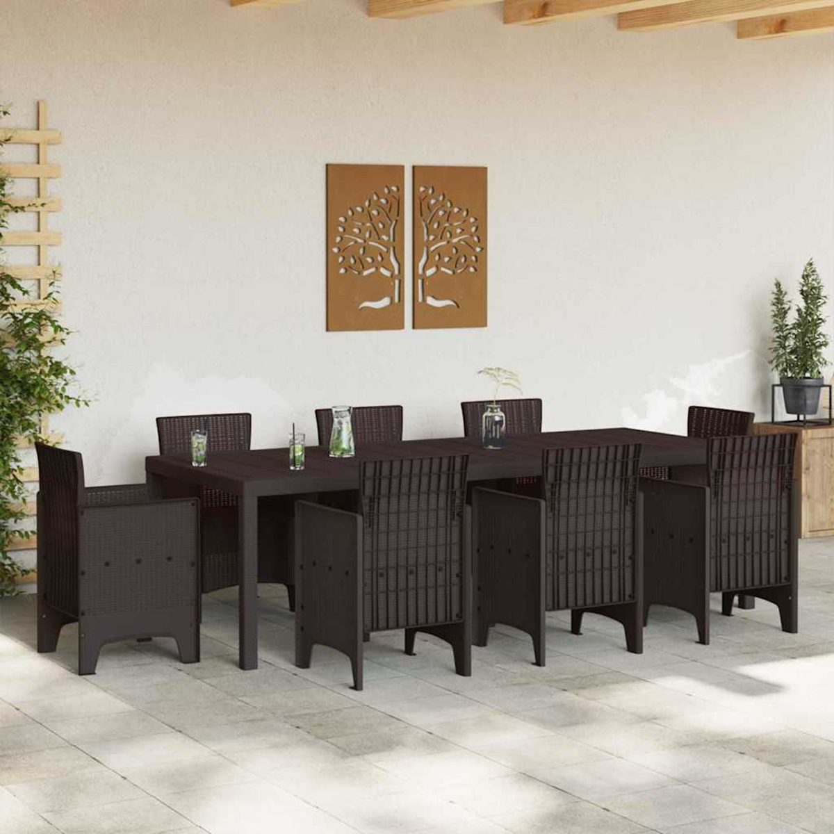 Essgruppe im Freien: brauner Tisch und Stühle auf einer Terrasse. Braune Baumkunst an der Wand. Pflanzen und Getränke auf dem Tisch.