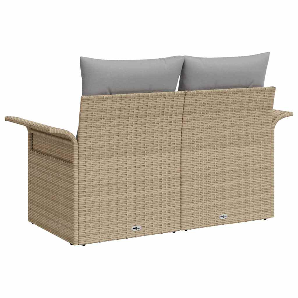 Ein beiges Korbmöbel mit grauen Kissen, von hinten betrachtet. Das Sofa hat Armlehnen und steht vor einem weißen Hintergrund.