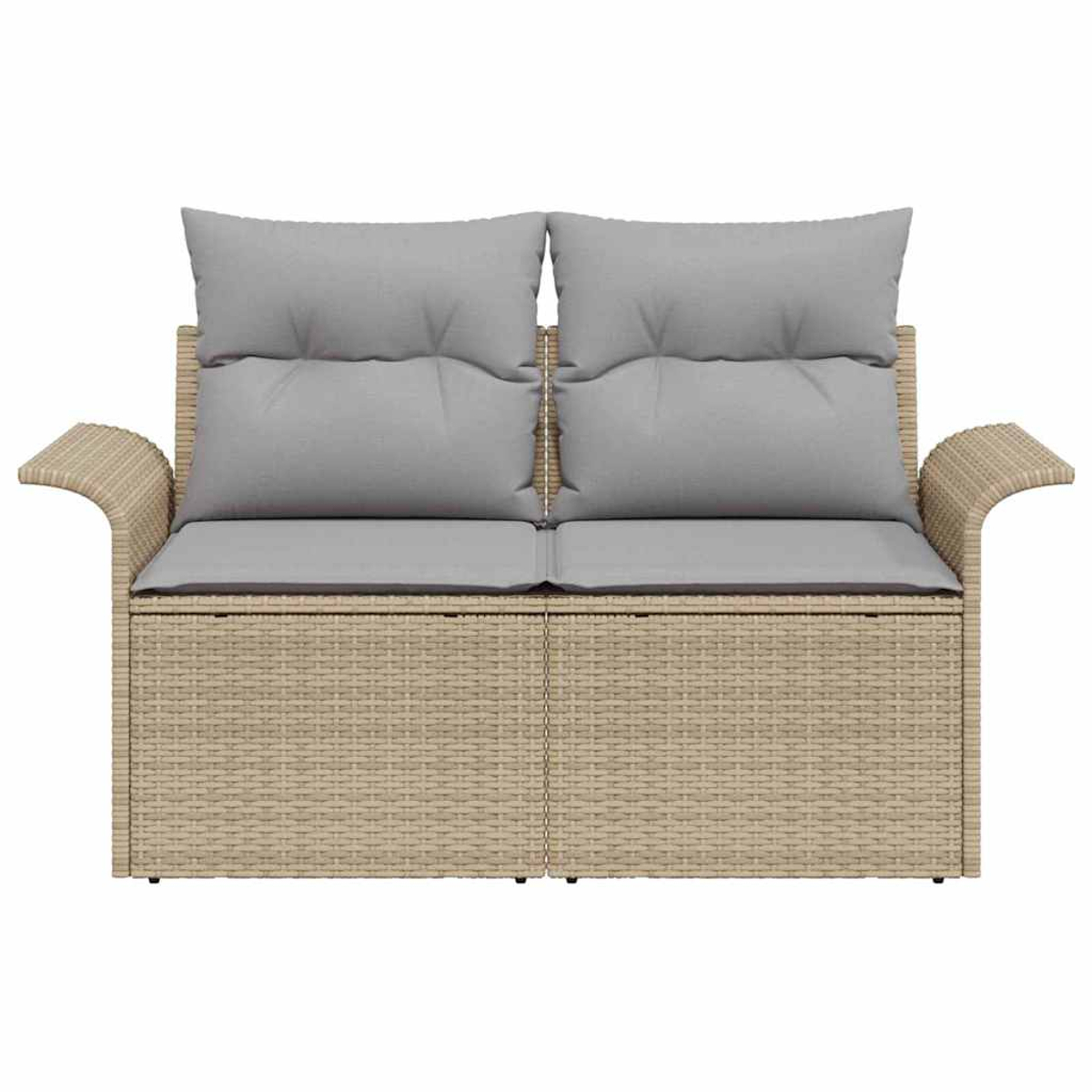 Ein zweisitziges Korbmöbelsofa mit grauen Kissen. Das Sofa hat zwei Rückenkissen und zwei Sitzkissen. Beiges Korbgeflecht und grauer Stoff.
