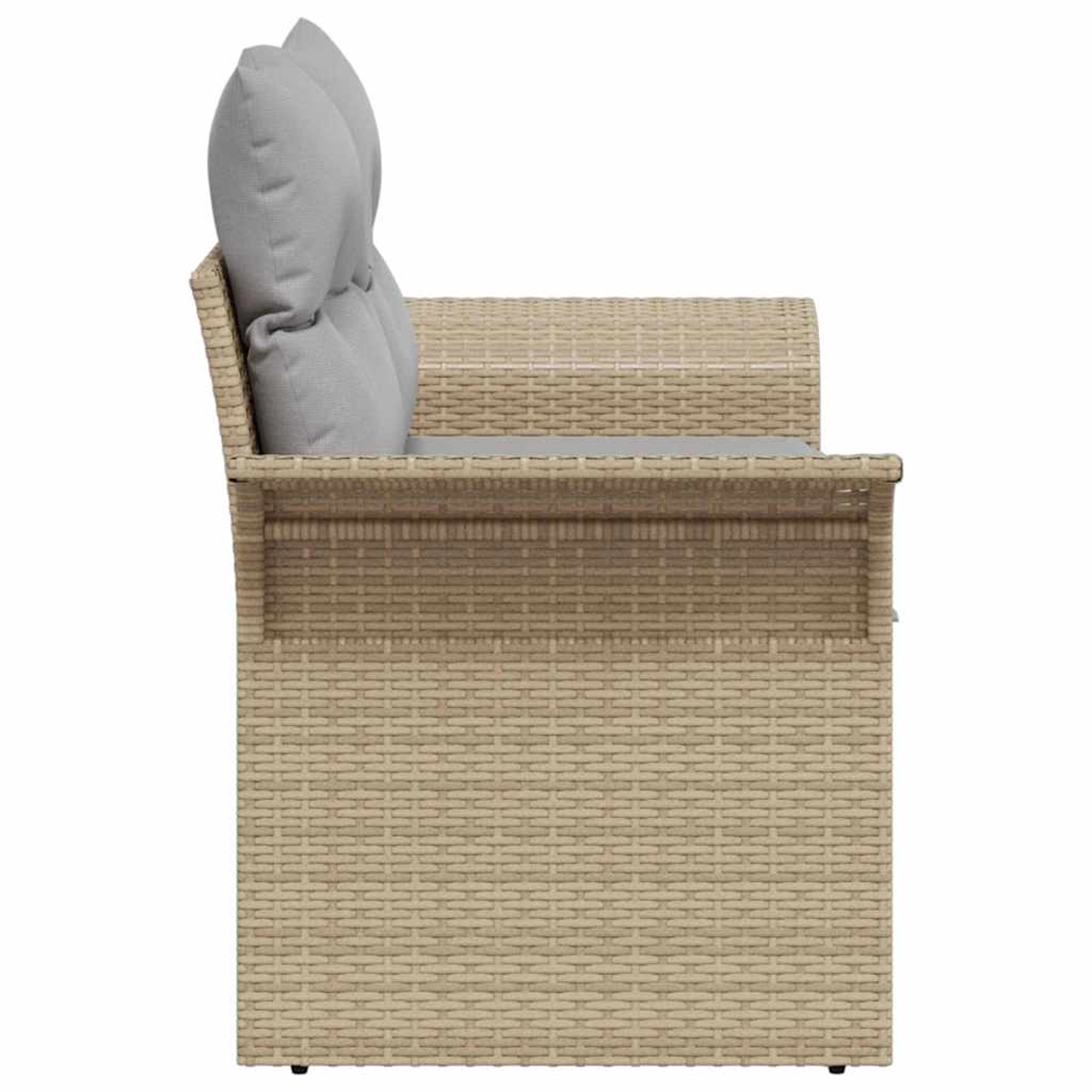 Seitenansicht eines beigefarbenen Korbmöbels mit zwei grauen Kissen. Das Sofa hat Armlehnen und steht vor weißem Hintergrund.