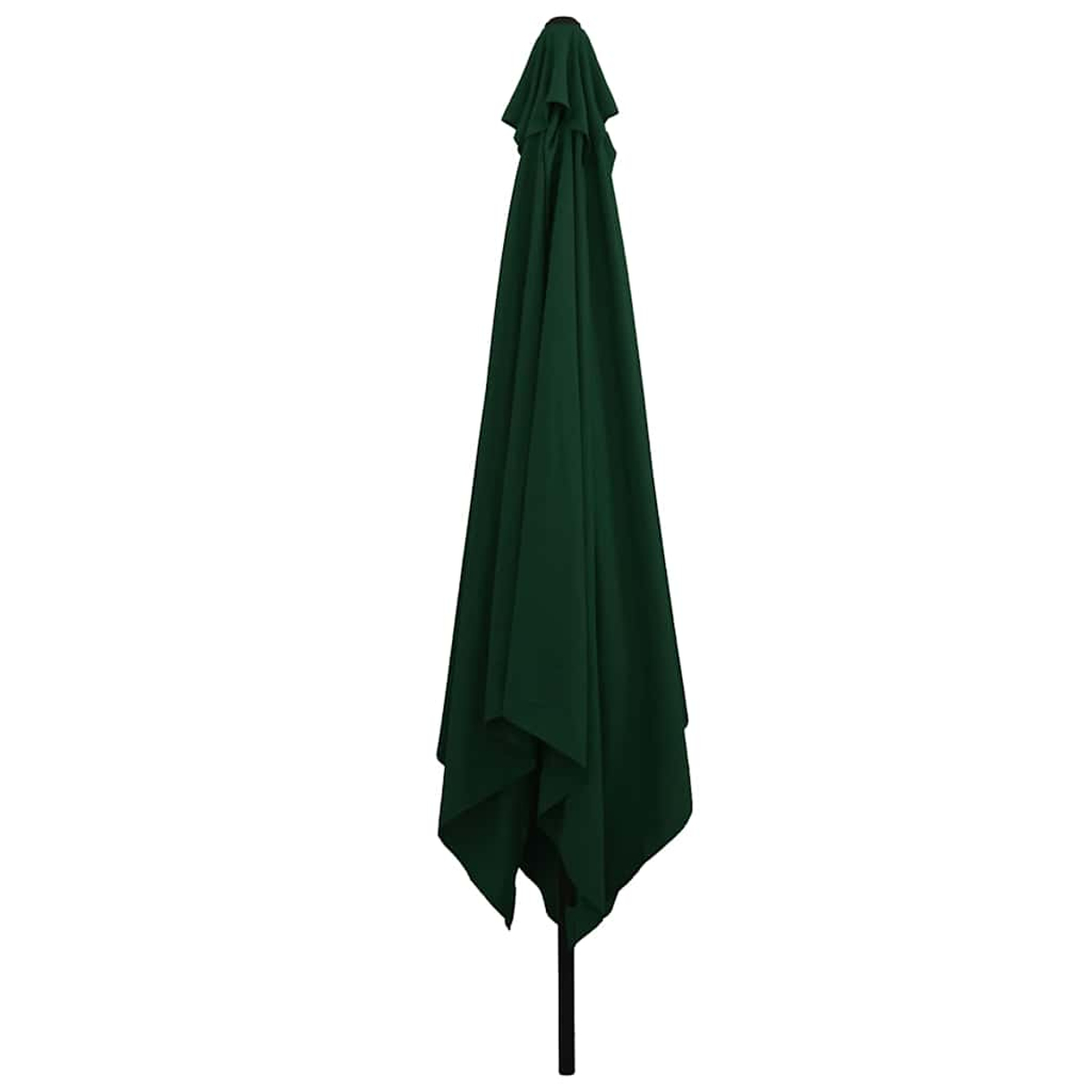 Una sombrilla de patio verde oscuro cerrada, de pie sobre un fondo blanco. El poste es negro.