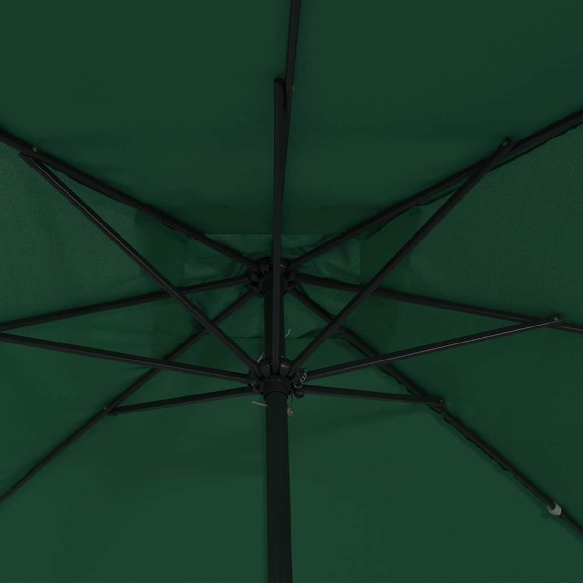 Vista desde abajo de una sombrilla verde. El marco de metal oscuro soporta la tela verde. Poste central visible.