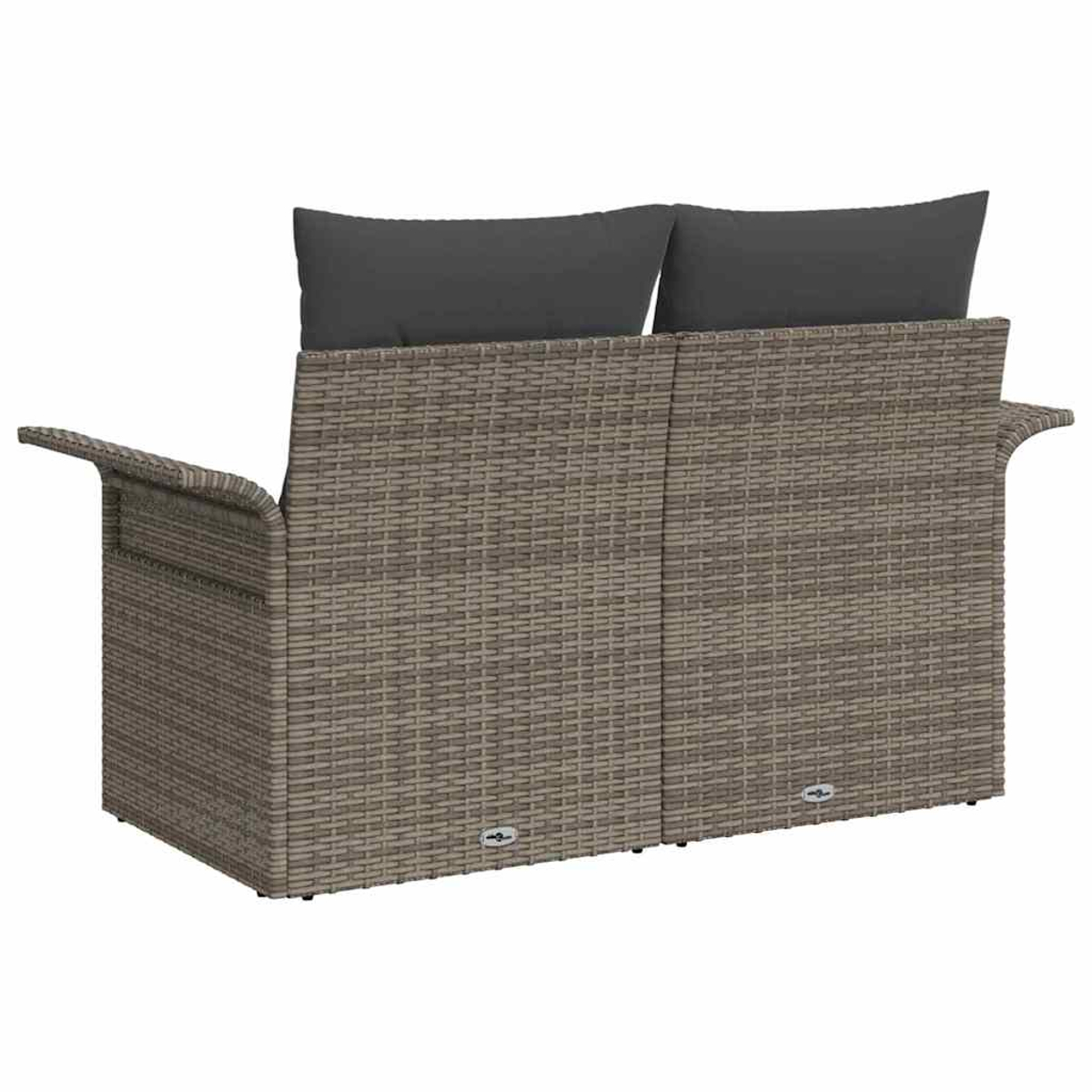 Ein Korsofa mit zwei dunkelgrauen Kissen. Das Sofa hat Armlehnen und besteht aus gewebtem braunem Material.