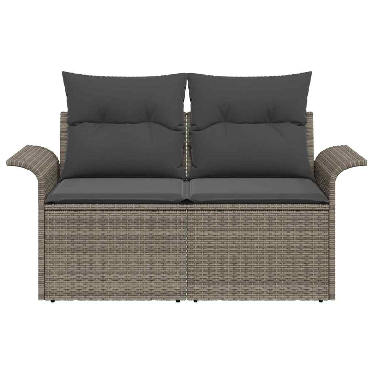 Graues Outdoor-Sofa aus Korbgeflecht mit zwei Sitzen. Es hat dunkelgraue Kissen. Der Hintergrund ist weiß.