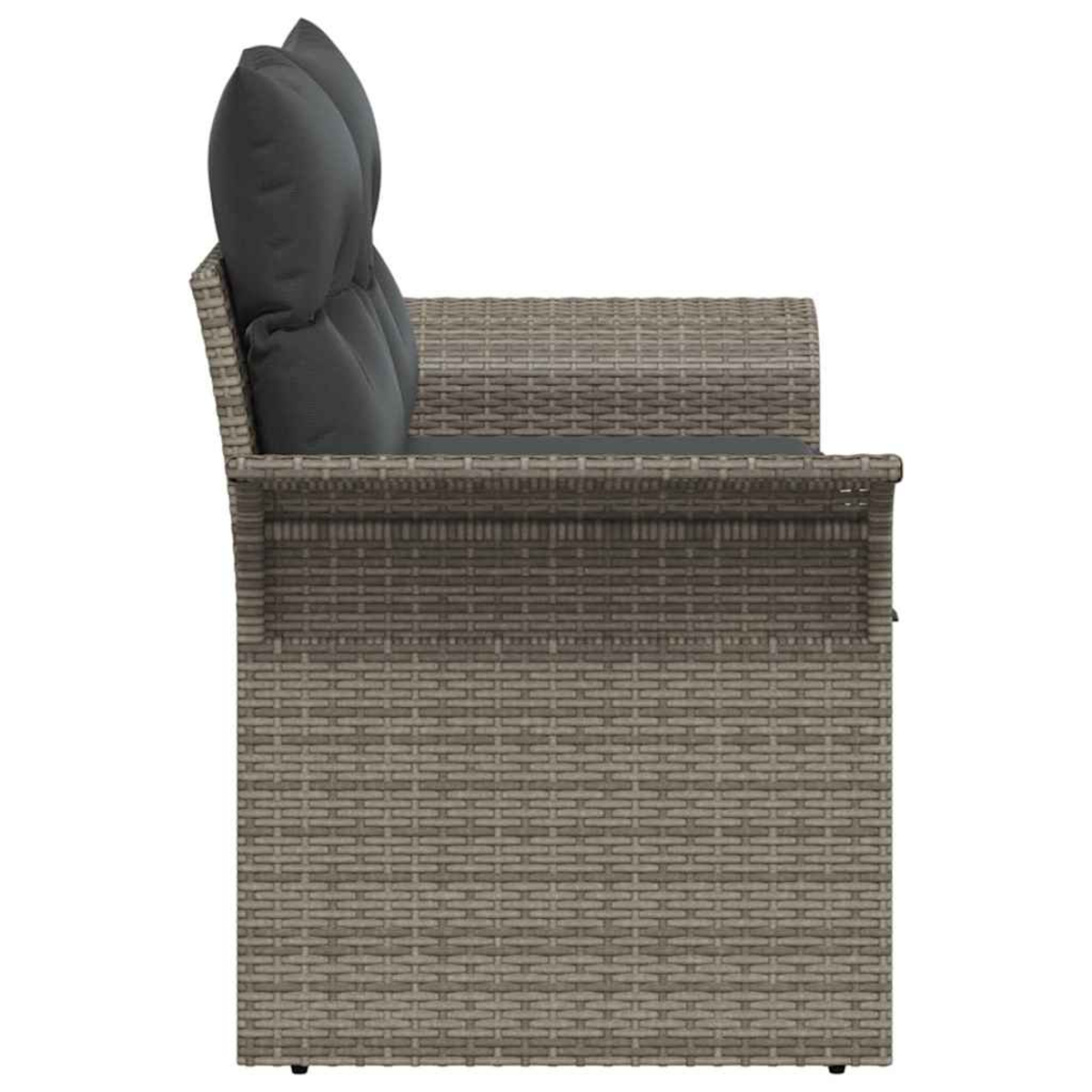 Seitenansicht eines grauen Korbmöbels mit zwei dunkelgrauen Kissen. Das Sofa steht vor weißem Hintergrund.