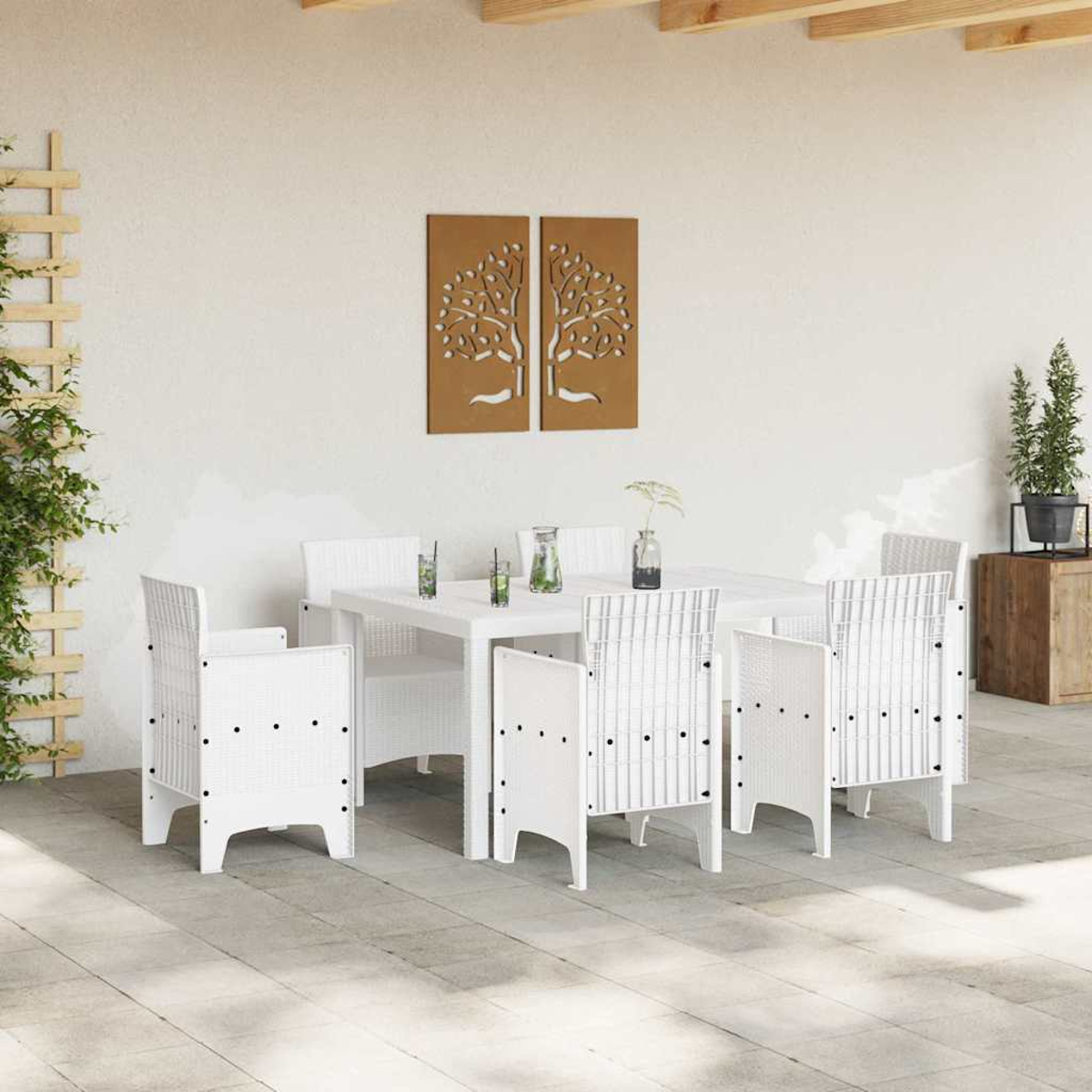 Weißes Terrassenmöbel-Set mit Tisch, Stühlen und dekorativer Wandkunst. Die Szene umfasst Pflanzen und eine Holzkiste.