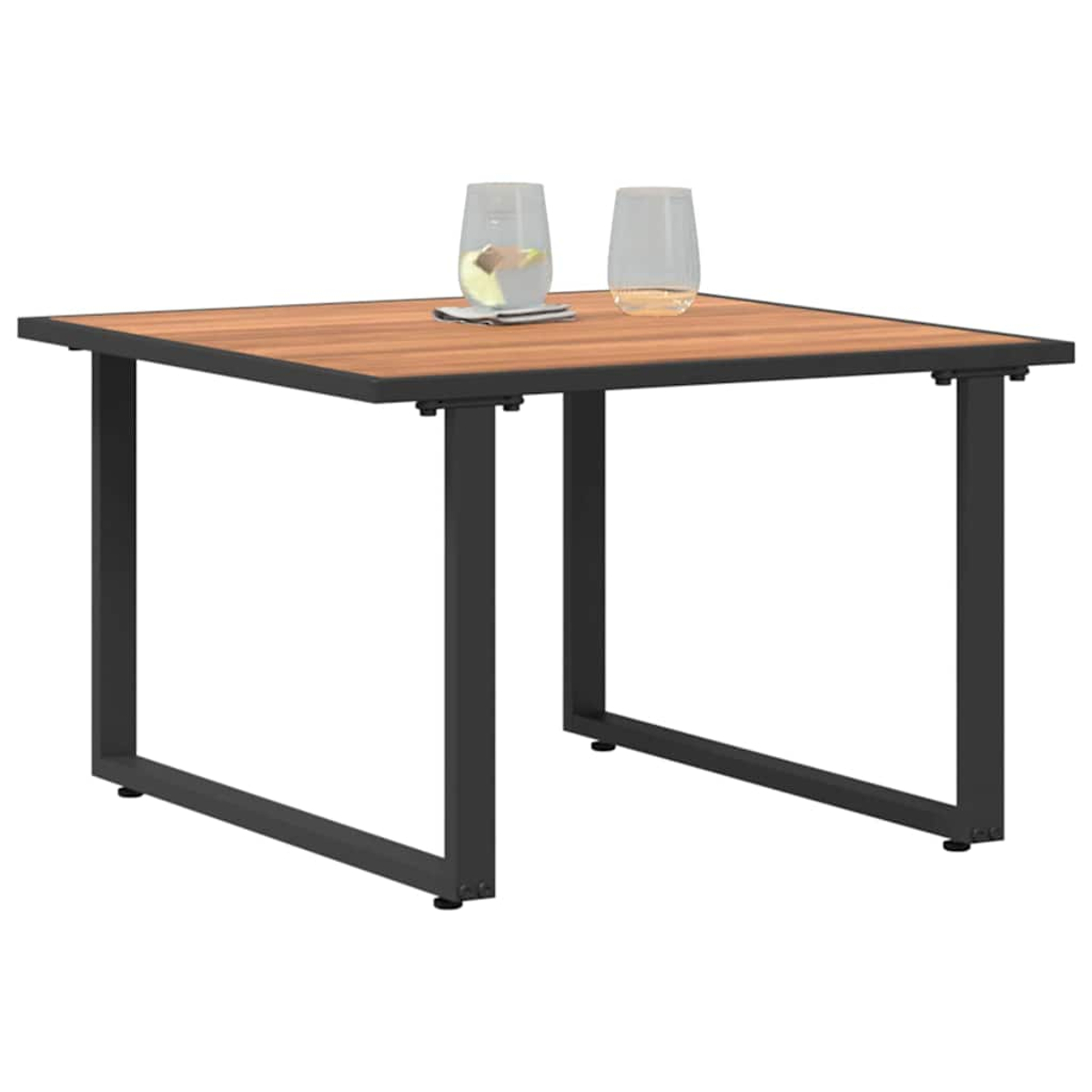Quadratischer Tisch mit Holzplatte und schwarzen Metallbeinen. Auf dem Tisch stehen zwei Gläser Flüssigkeit, eines mit Untersetzer.