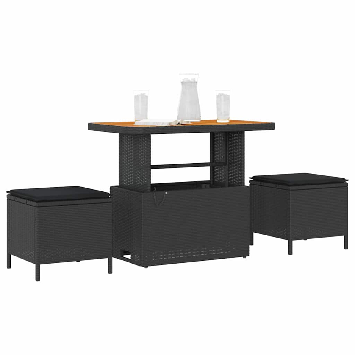 Ein schwarzes Outdoor-Tischset aus Korbgeflecht mit zwei Ottomane und zwei Gläsern und einem Krug auf der Holzplatte.