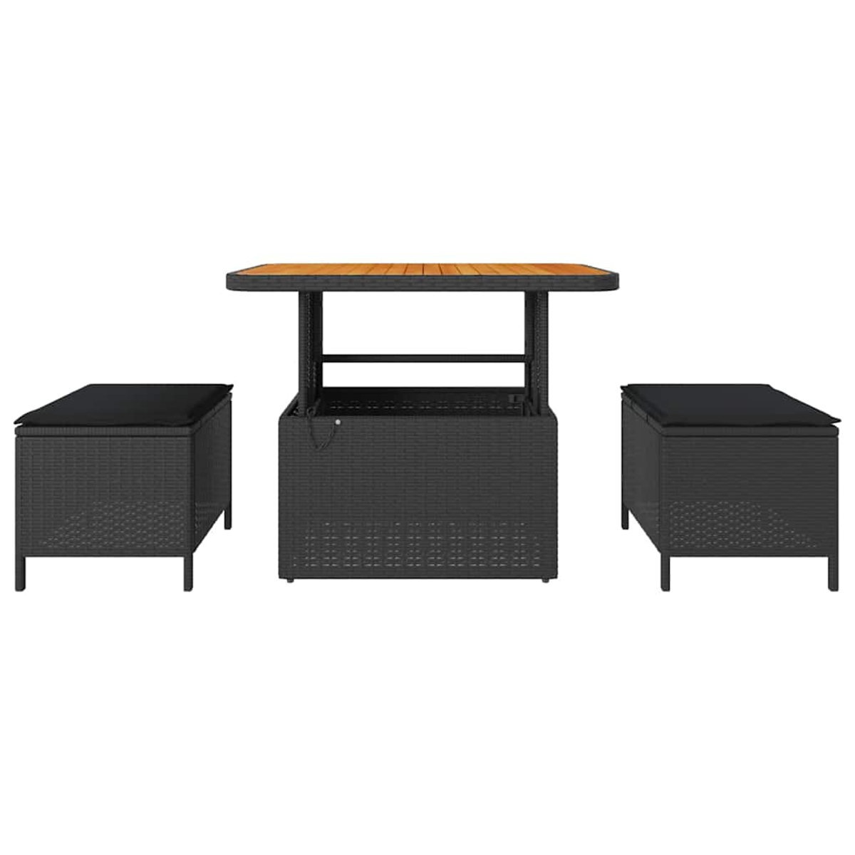 Ein schwarzes Rattan-Gartenmöbel-Set mit einem Tisch und zwei Ottomanen, alle mit schwarzen Kissen. Der Tisch hat eine Holzplatte.