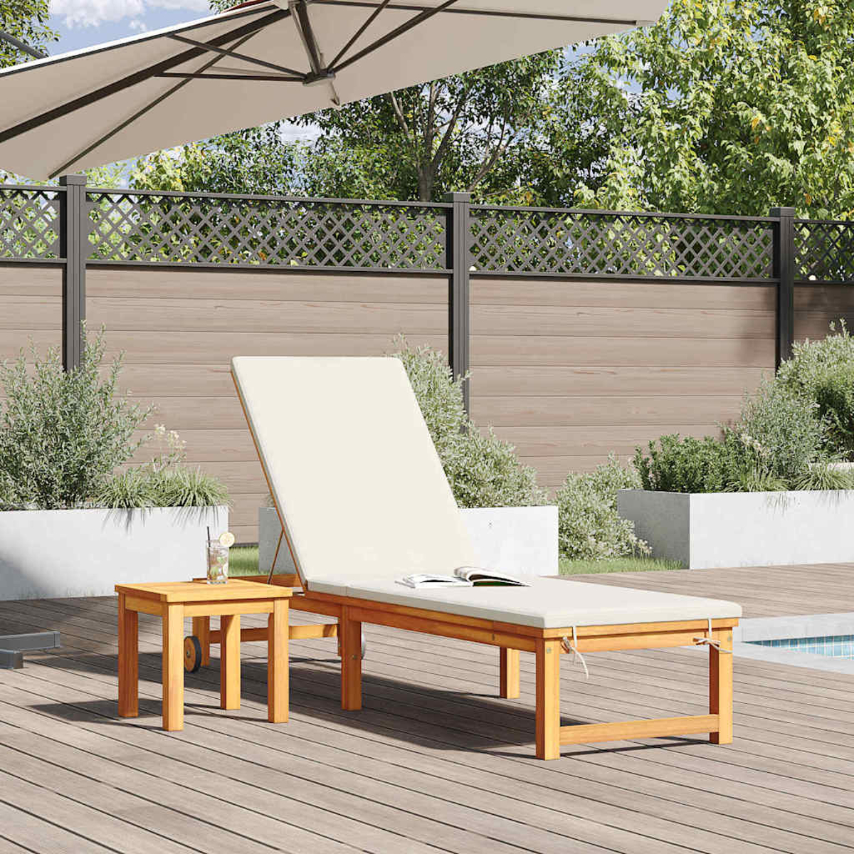 Eine Holzliege mit Beistelltisch, einem Buch und einem Getränk stehen auf einem Deck mit Pool im Hintergrund unter einem Sonnenschirm.