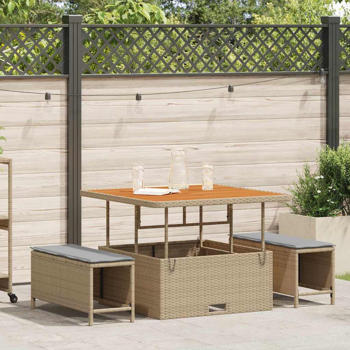 Szene im Freien mit Tisch, zwei Bänken und einer großen Aufbewahrungsbox. Im Hintergrund ein Holzzaun und Grün.