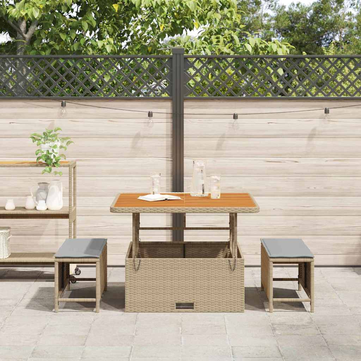Outdoor-Patio-Setting. Tisch mit Getränken, zwei Hockern und einem Stauraum. Holzzaun und üppiges Grün im Hintergrund.