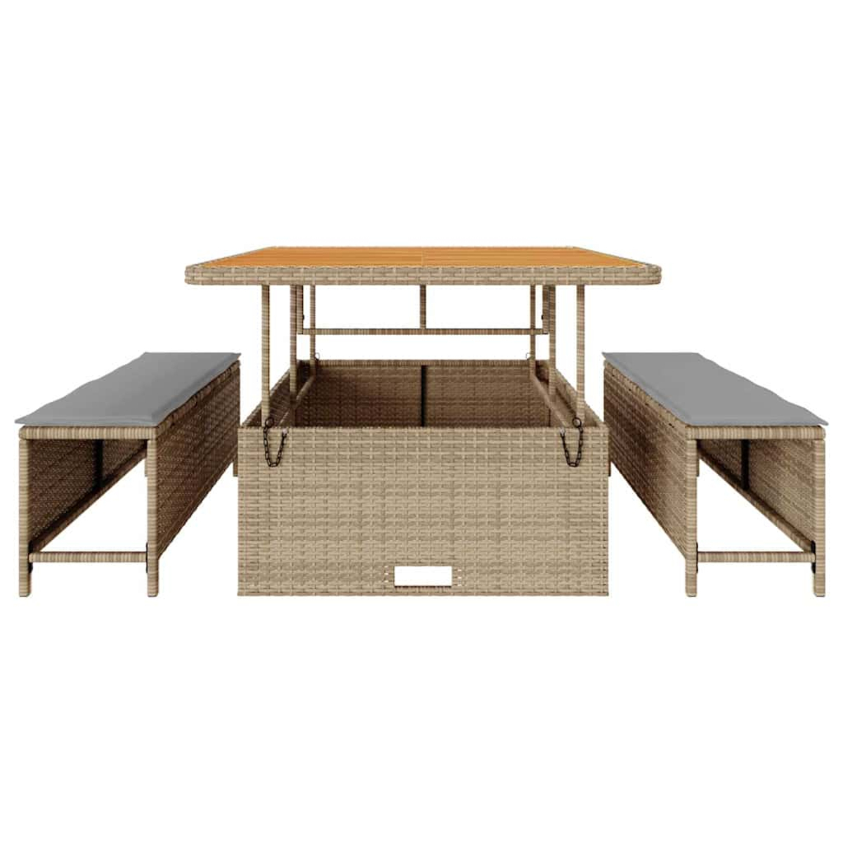 Gartenmöbel-Set aus Korbgeflecht mit Tisch und zwei Bänken. Der Tisch hat eine Holzplatte und die Bänke graue Kissen.