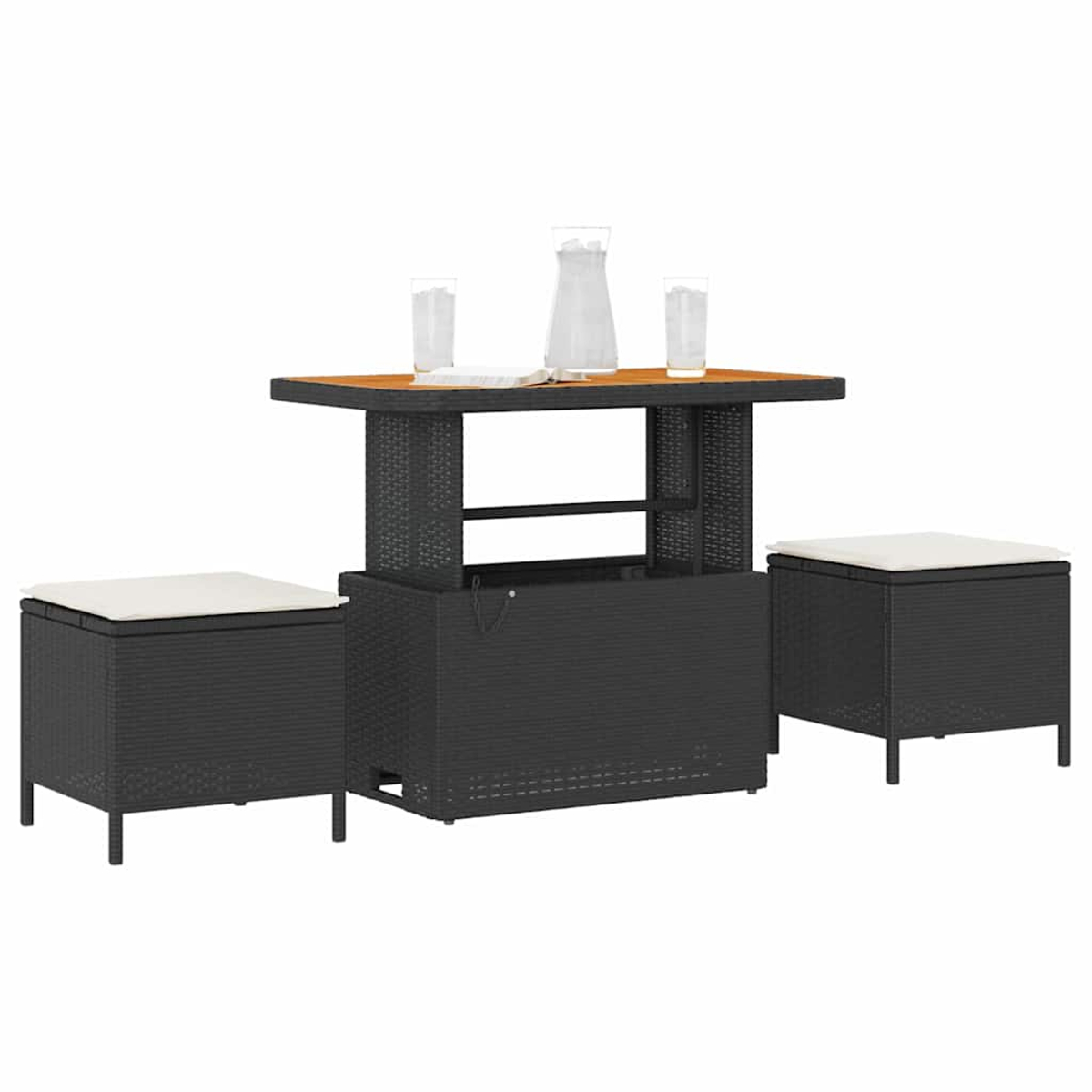 Schwarzes Rattan-Garten-Tisch-Set mit zwei Ottomanen und einem Tisch mit Gläsern und einem Krug oben.