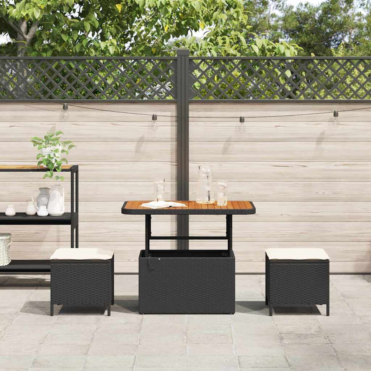 Garten-Terrassenset mit Tisch, zwei Hockern und einem Regal. Der Tisch hat Gläser und einen Krug. Grüne Bäume im Hintergrund.