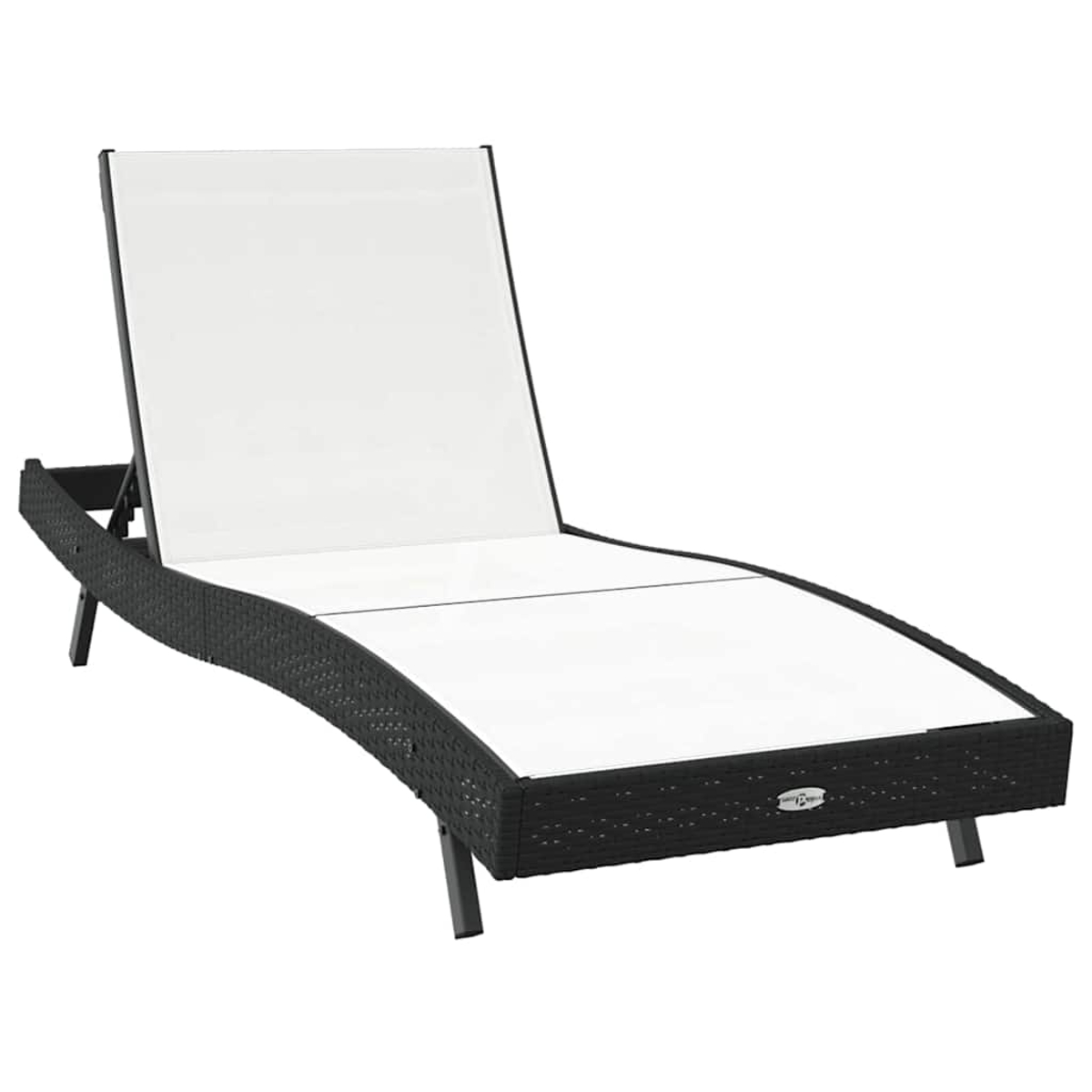 Eine schwarze Outdoor-Liege aus Korbgeflecht mit einem weißen Kissen. Sie ist zurückgelehnt und hat vier Beine. Isoliert auf weißem Hintergrund.