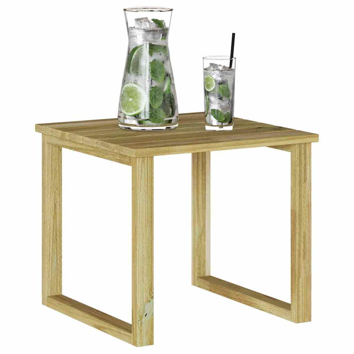 Ein Holztisch mit einem Krug und einem Glas Mojito. Beide Getränke haben Eis, Limette und Minze. Der Hintergrund ist weiß.