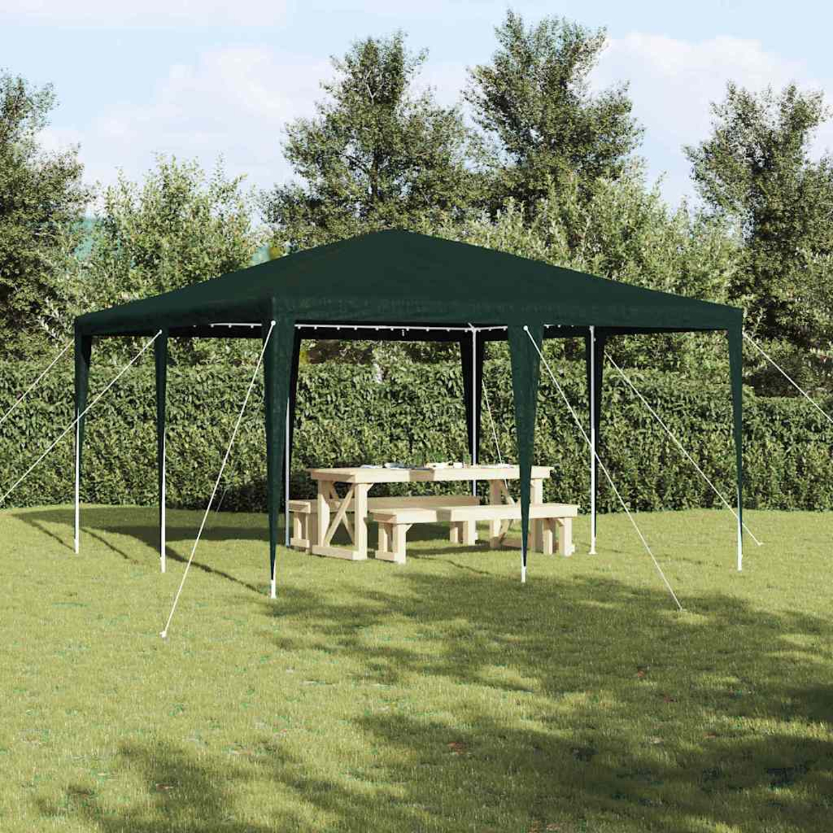 Un gazebo verde con un tavolo da picnic su un prato. Alberi sullo sfondo, cielo blu visibile.