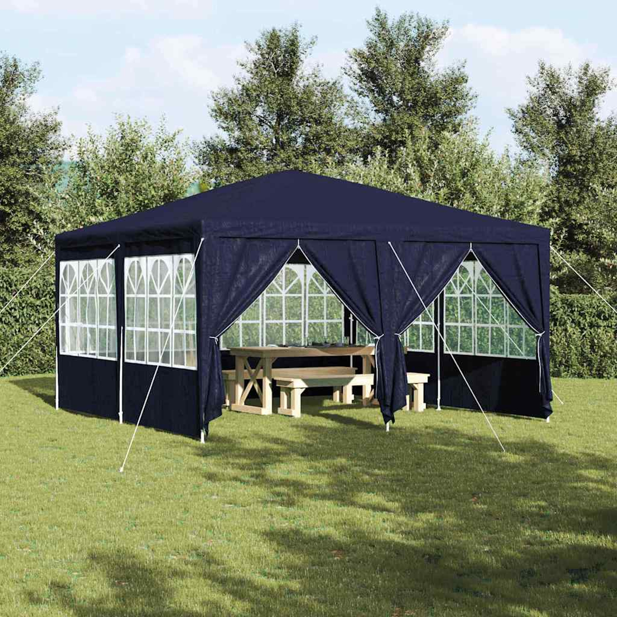 Ein marineblauer Pavillon mit weiß gerahmten Fenstern steht auf grünem Gras. Im Inneren befindet sich ein Picknicktisch aus Holz. Im Hintergrund sind Bäume zu sehen.