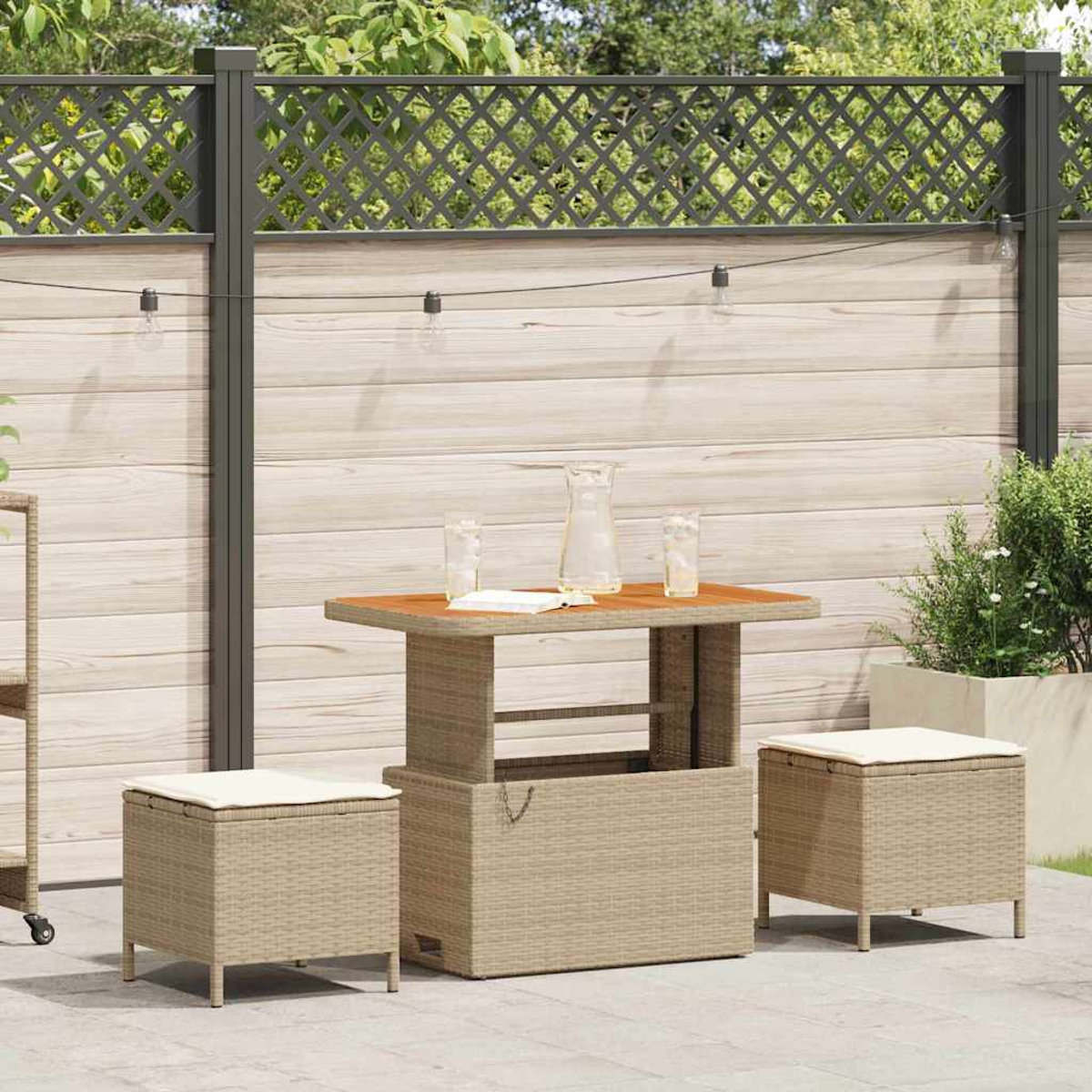 Szene im Freien mit Tisch, zwei Hockern und einem Zaun. Der Tisch hat eine Holzplatte, Gläser und eine Kanne stehen darauf.