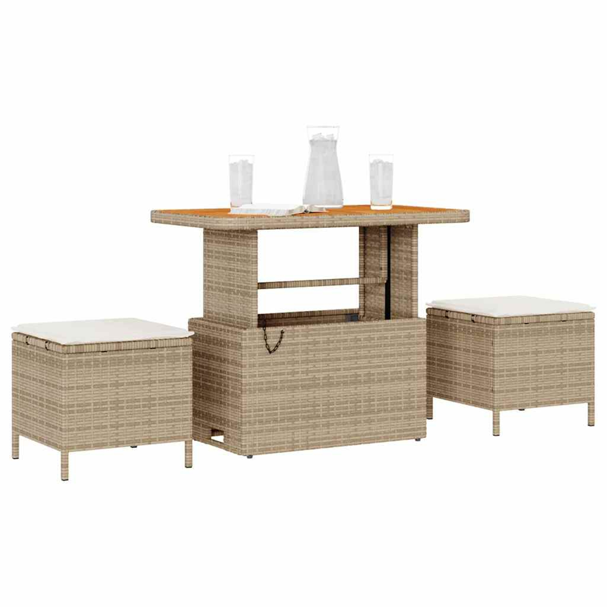 Geflochtenes Gartenmöbel-Set. Ein Tisch mit Gläsern und einem Krug sowie zwei Hocker mit weißen Kissen sind vorhanden.