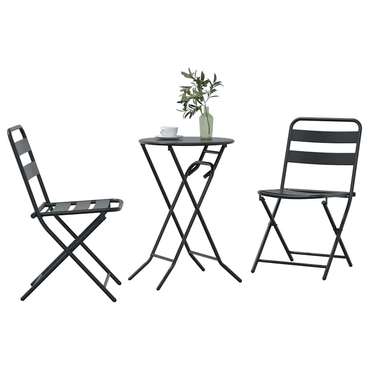 Dreiteiliges schwarzes Terrassenset. Tisch mit Tasse und Vase, zwei Stühle. Weißer Hintergrund.