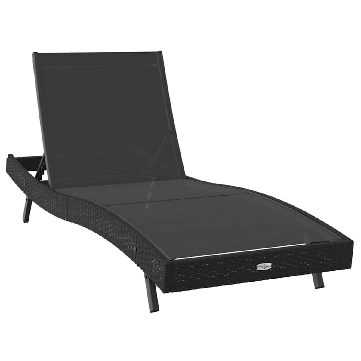 Eine dunkelgraue Outdoor-Liege. Sie hat eine gewebte Basis und Rückenlehne, mit einer dunklen Glasplatte und abgewinkelten Metallbeinen. Die Rückenlehne ist erhöht.