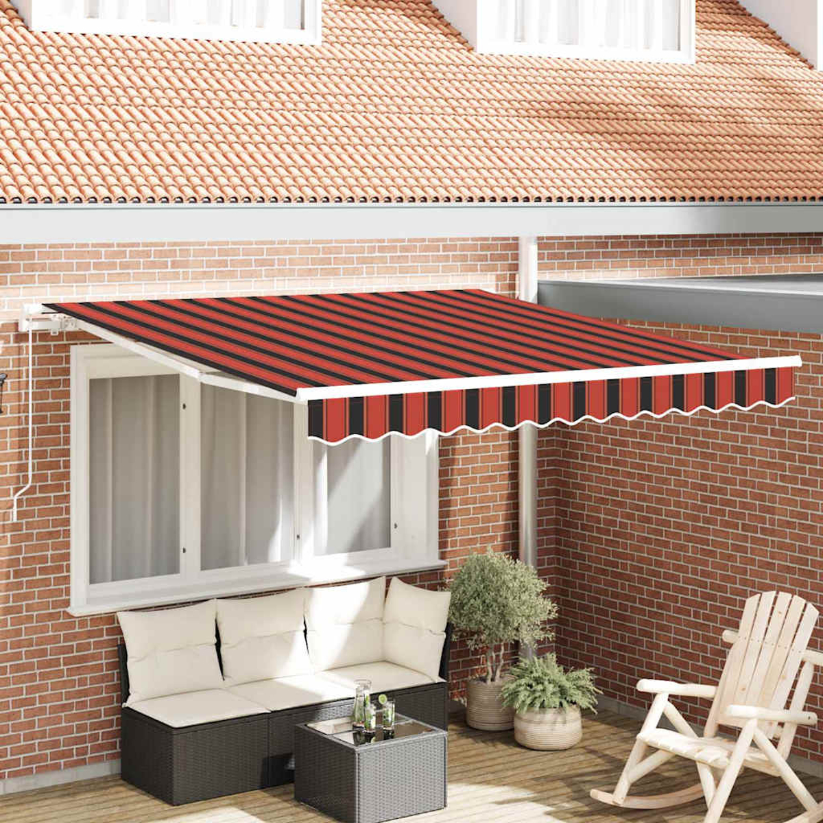 Eine Außenszene mit einer rot-schwarz gestreiften Markise, einer Ziegelmauer, einem Fenster und Gartenmöbeln. Rechts ein Schaukelstuhl.
