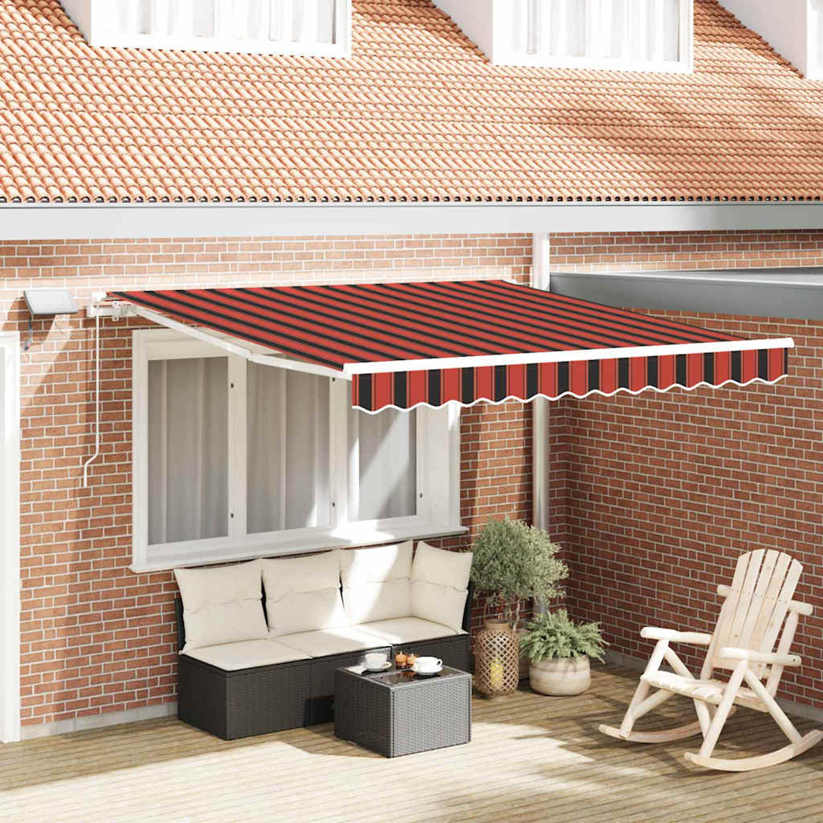 Eine Markise mit rot-schwarzen Streifen bedeckt eine Terrasse mit Sofa, Tisch, Pflanzen und einem Schaukelstuhl. Ziegelmauer und Dach.