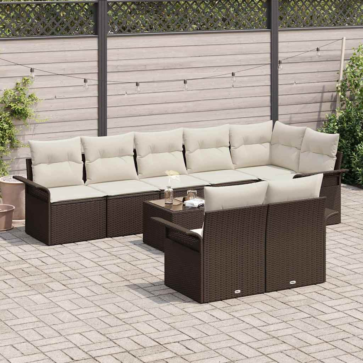 Gartenmöbel-Set. Es hat ein großes Ecksofa, zwei Stühle und einen Couchtisch, alles auf einer gepflasterten Terrasse.