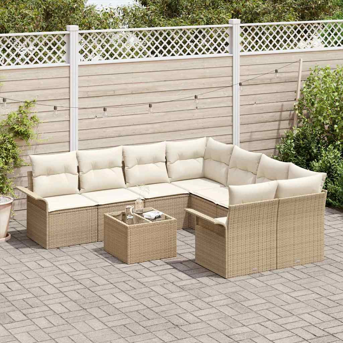 Beiges Outdoor-Wicker-Sofaset mit cremefarbenen Kissen und Couchtisch auf einer Ziegelpflasterung, vor einem Holzzaun.