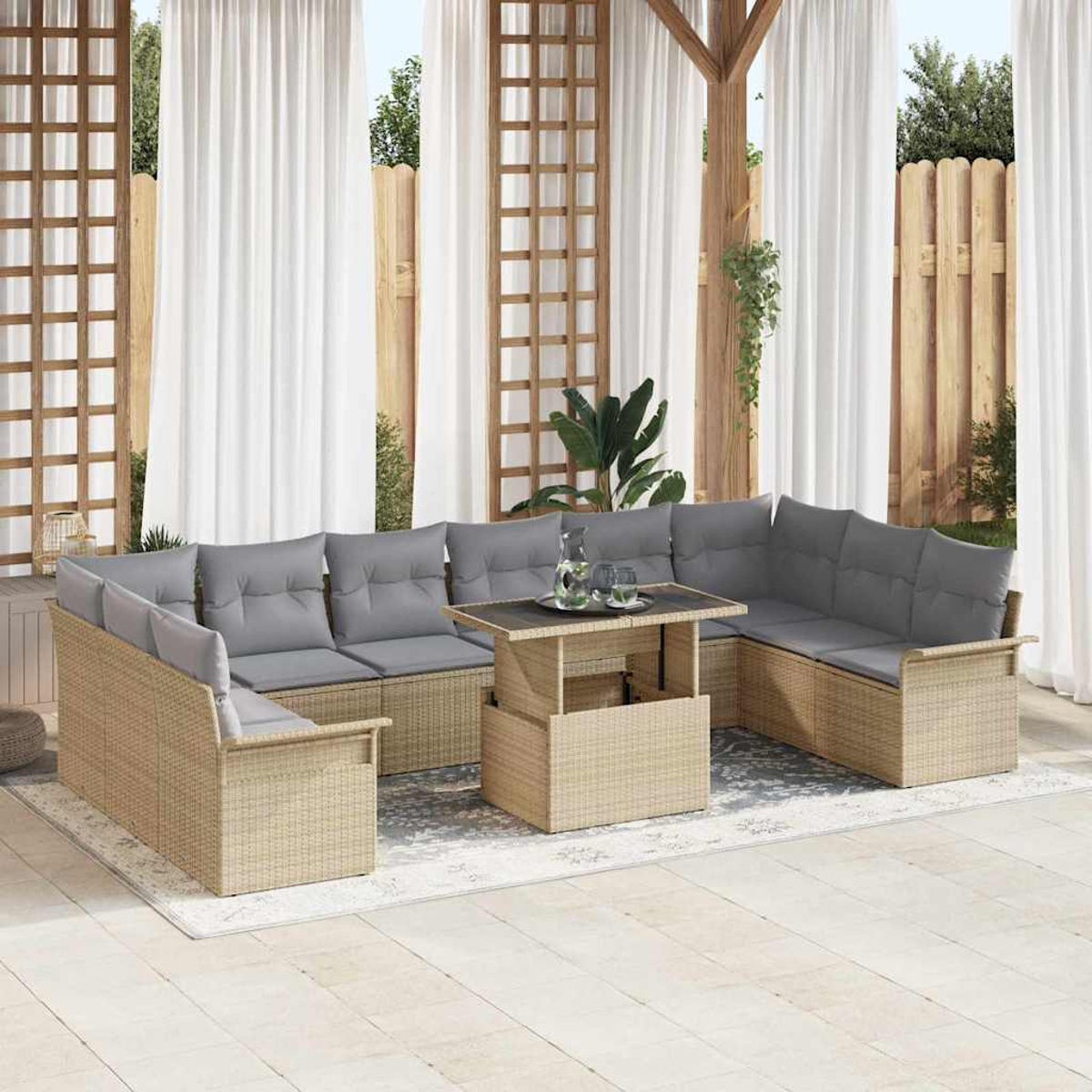 Outdoor-Ecksofa mit grauen Kissen und einem Tisch mit Hubplatte. Weiße Vorhänge und Holzgitter sowie ein Holzzaun im Hintergrund.