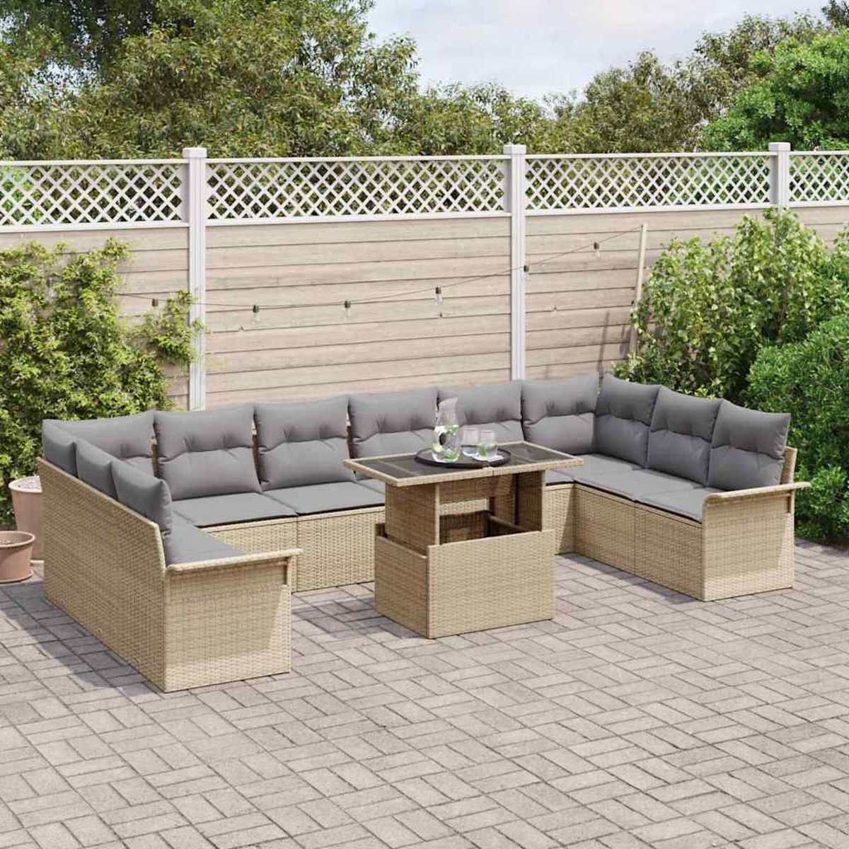 Gartenset mit grauen Kissen und einem Tisch auf einer Ziegelterrasse. Ein weißer Zaun und Grünzeug im Hintergrund.