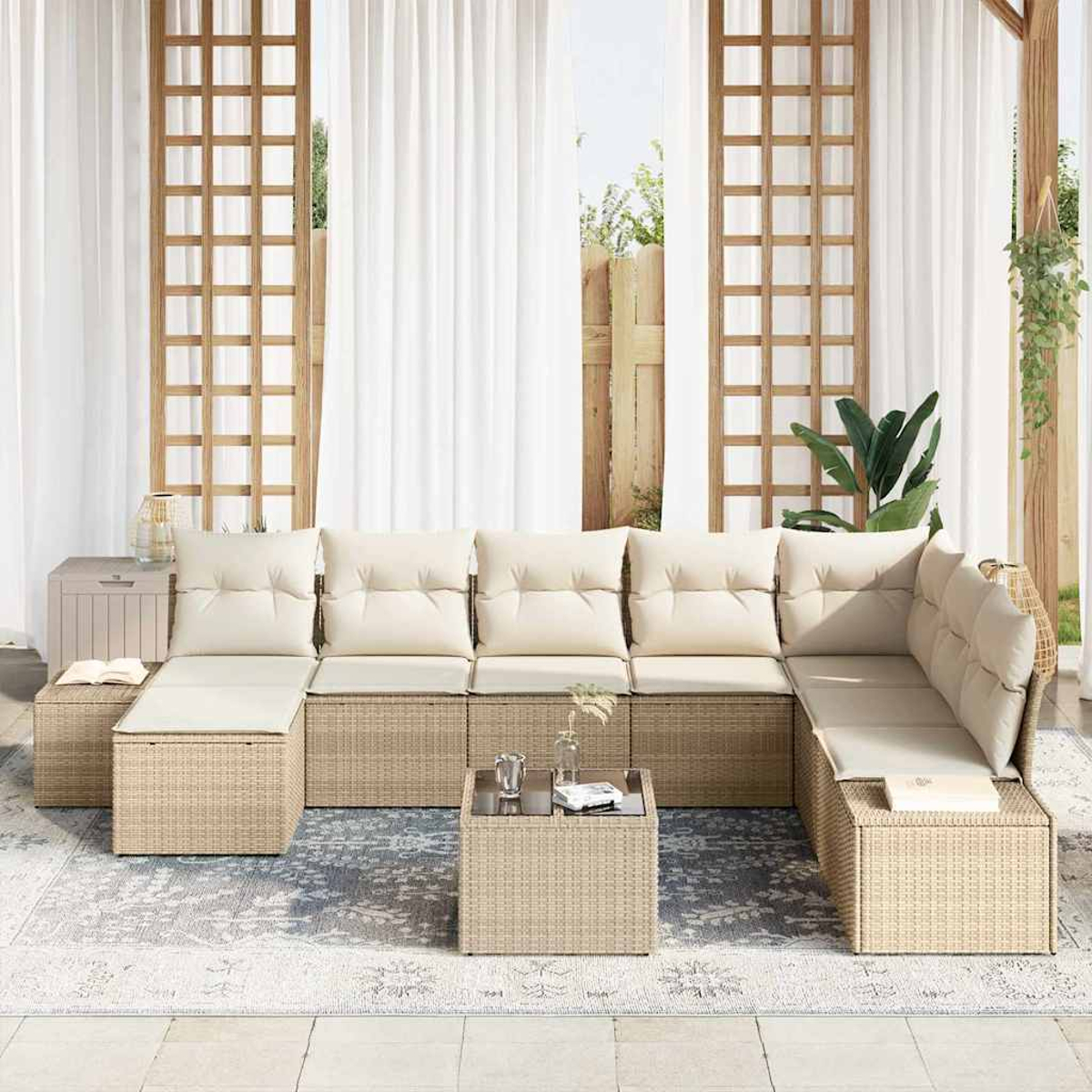 Outdoor-Ecksofa mit cremefarbenen Kissen auf einem gemusterten Teppich. Ein kleiner Tisch mit Glasplatte und weiße Vorhänge im Hintergrund.