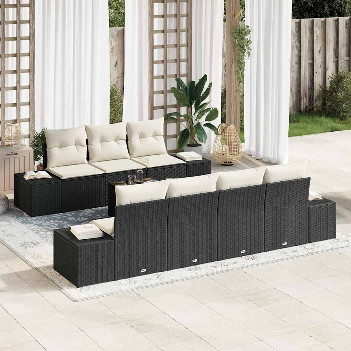 Outdoor-Sitzbereich mit schwarzen Korbmöbeln, cremefarbenen Kissen und weißen Vorhängen. Ein Teppich und Pflanzen.